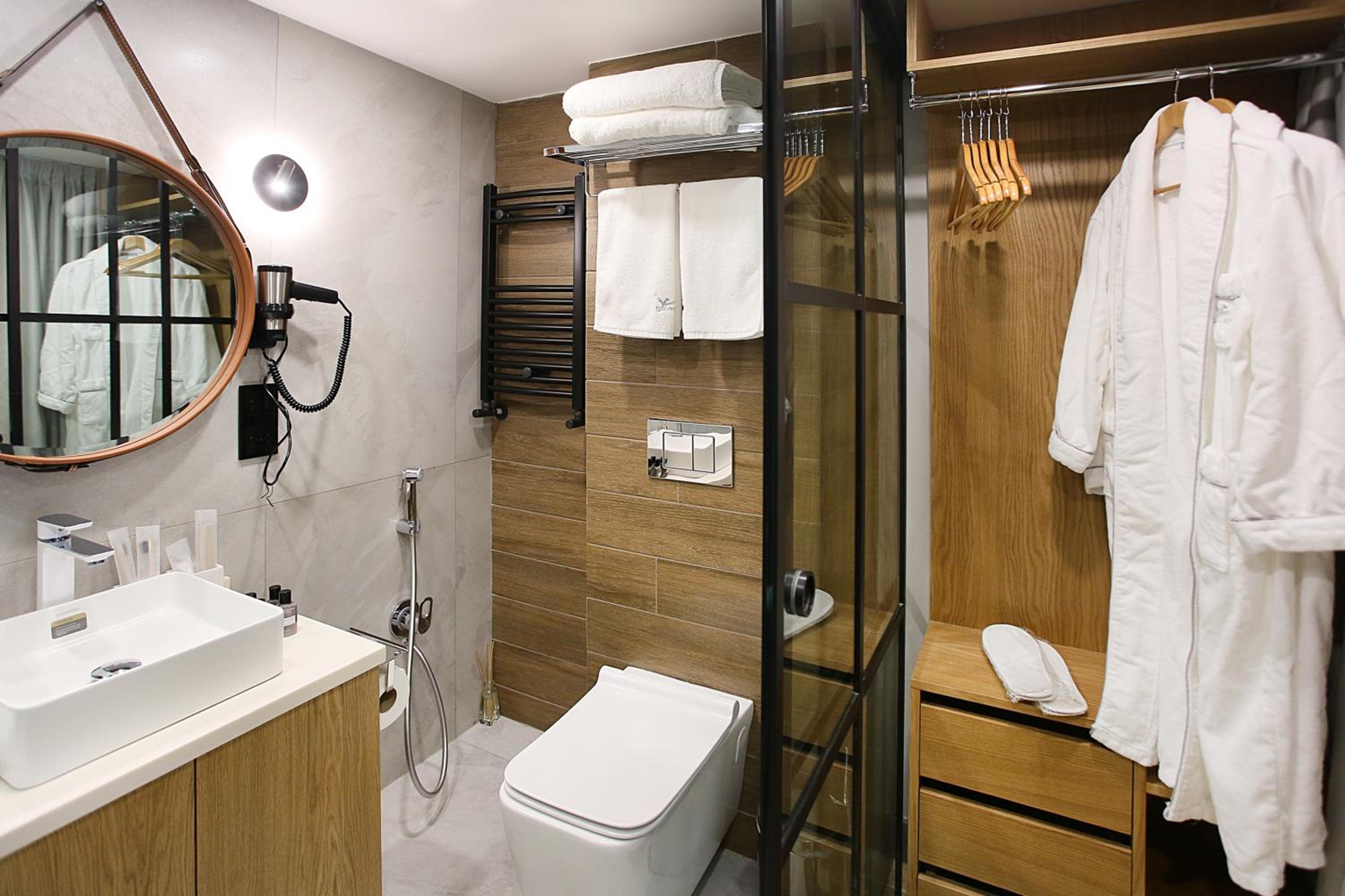Superior Suite - Photo 11