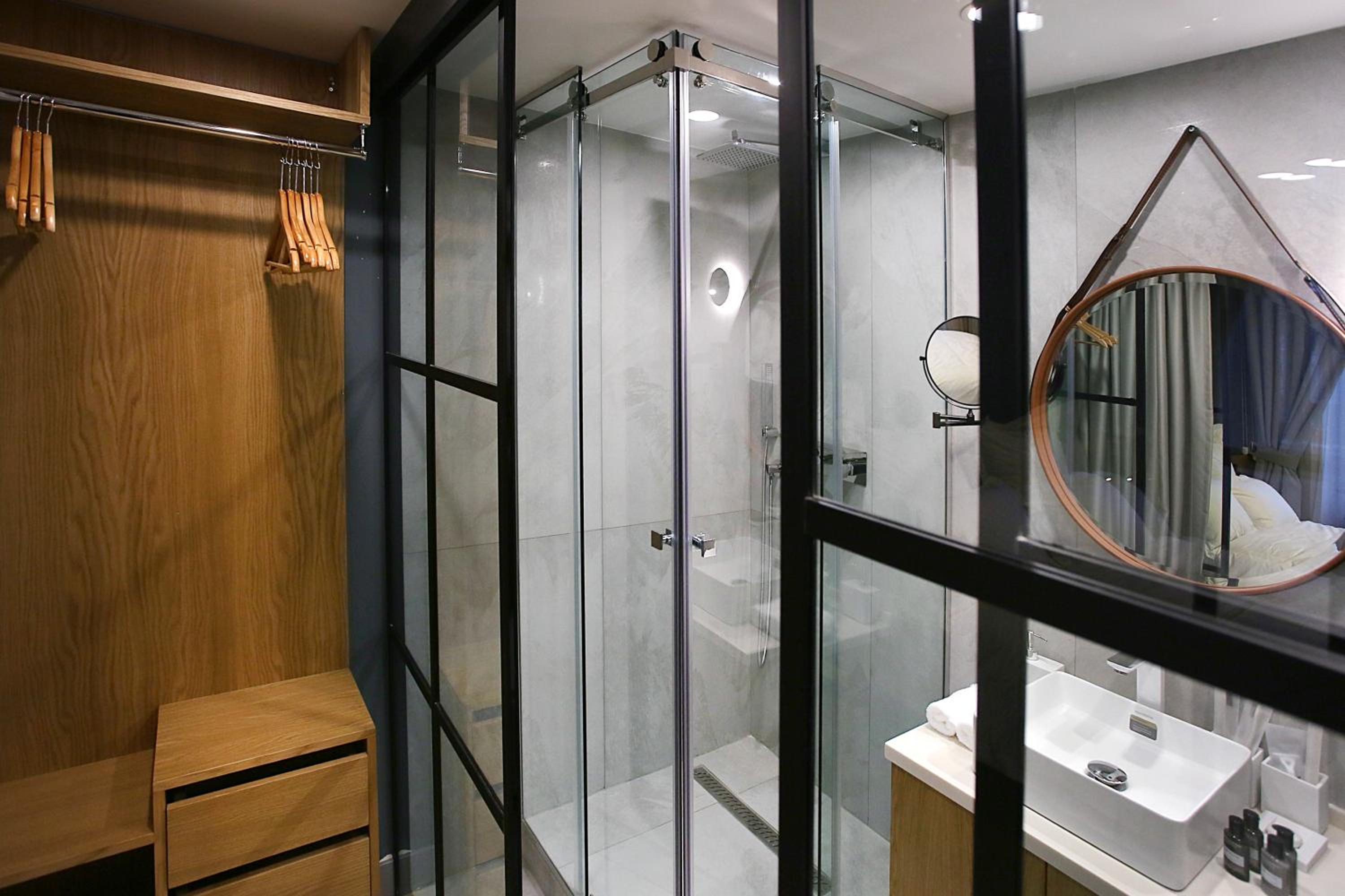 Superior Suite - Photo 15