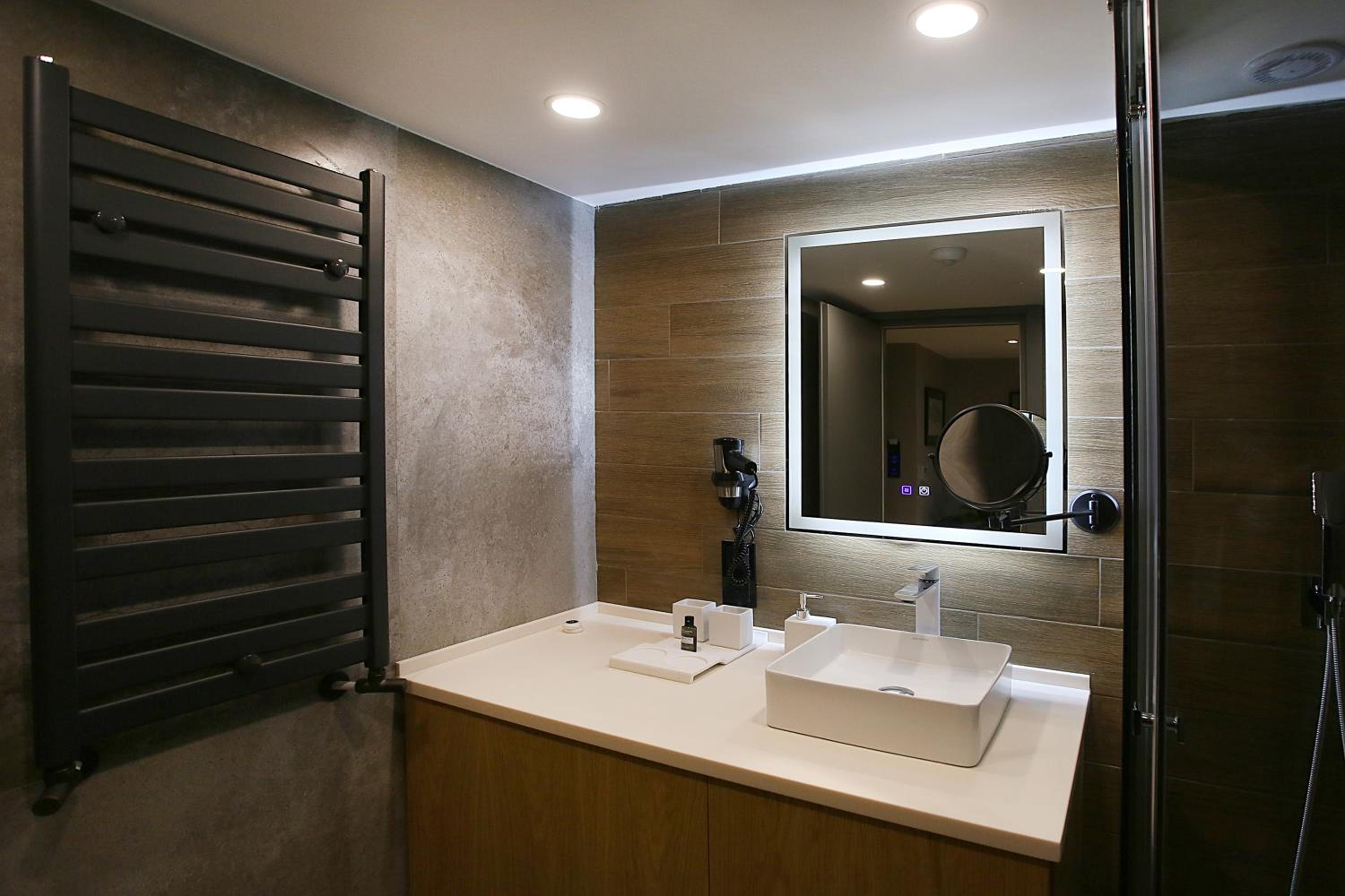 Superior Suite - Photo 9