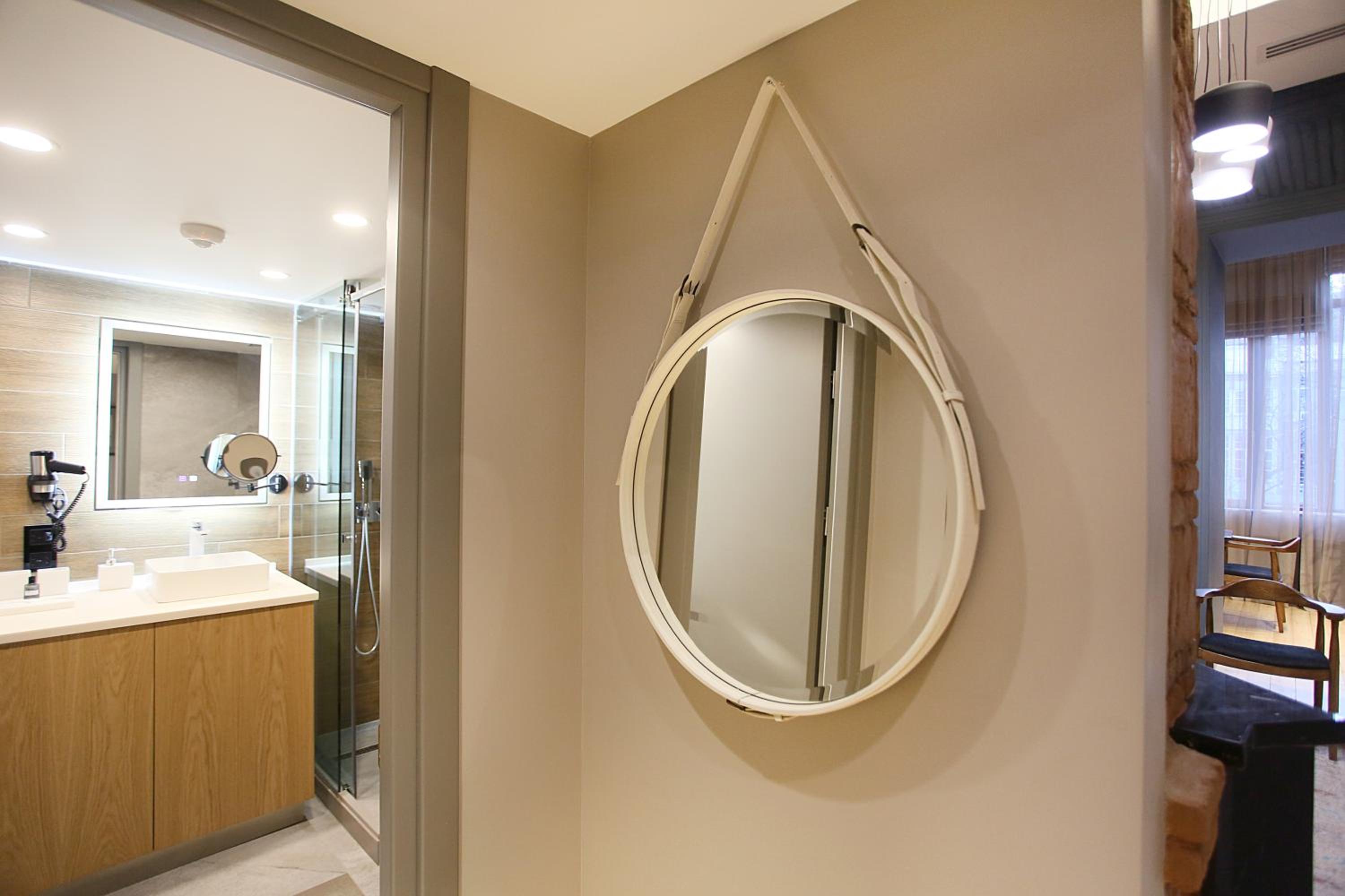 Superior Suite - Photo 8