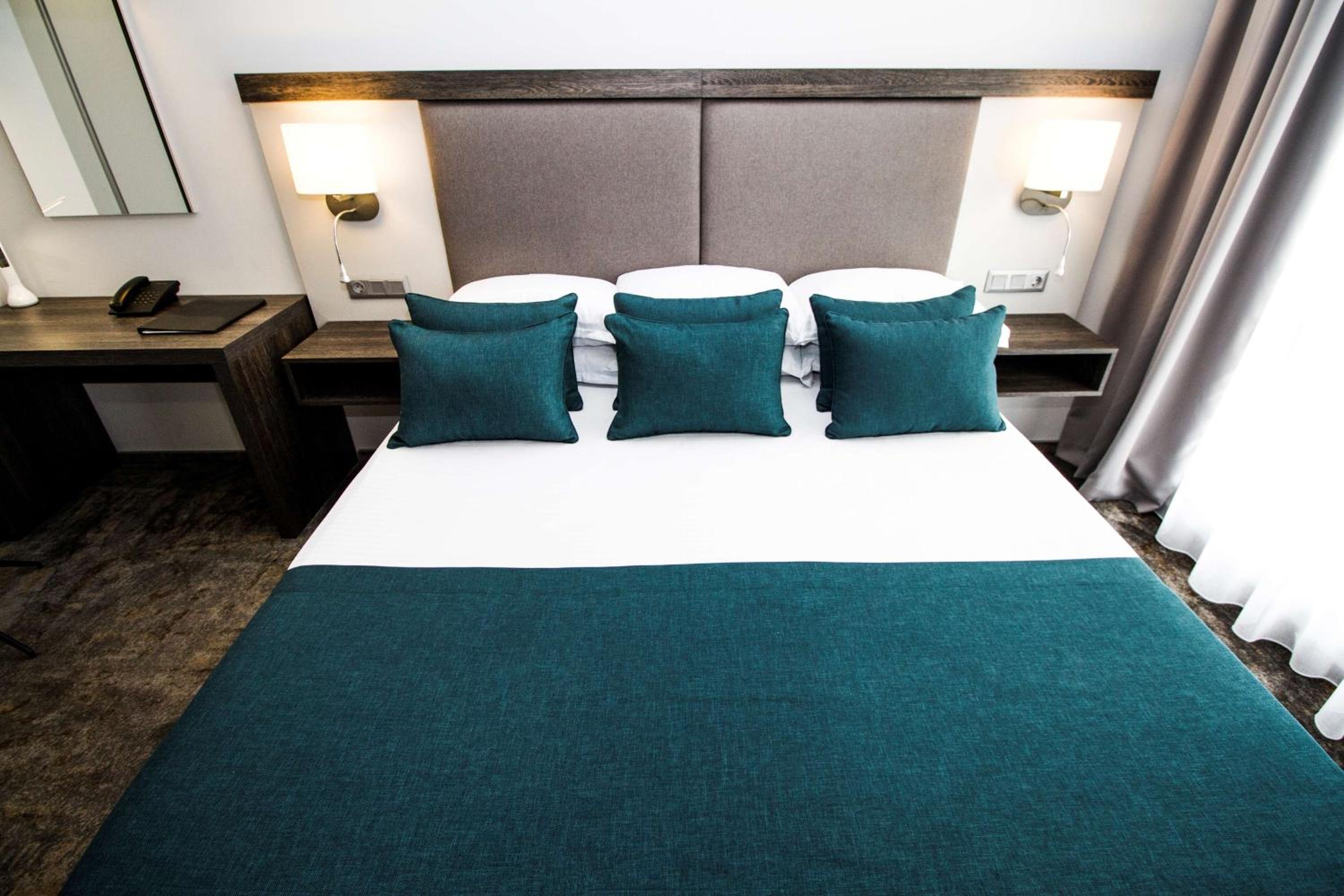 Standard King Room with Pool View - No Balcony photo 3