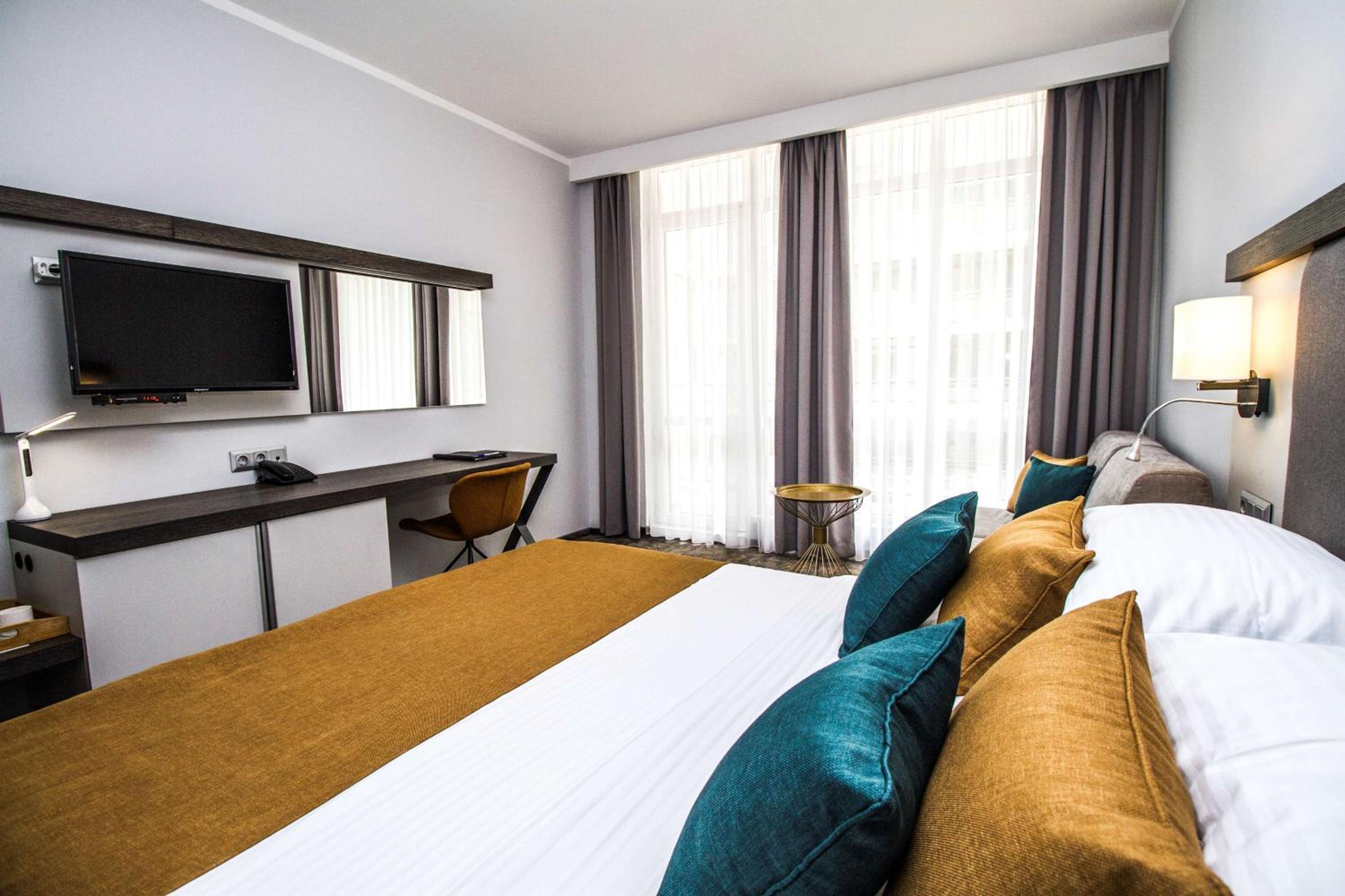 Comfort King Room with Sofa Bed, Balcony and Pool View photo 3