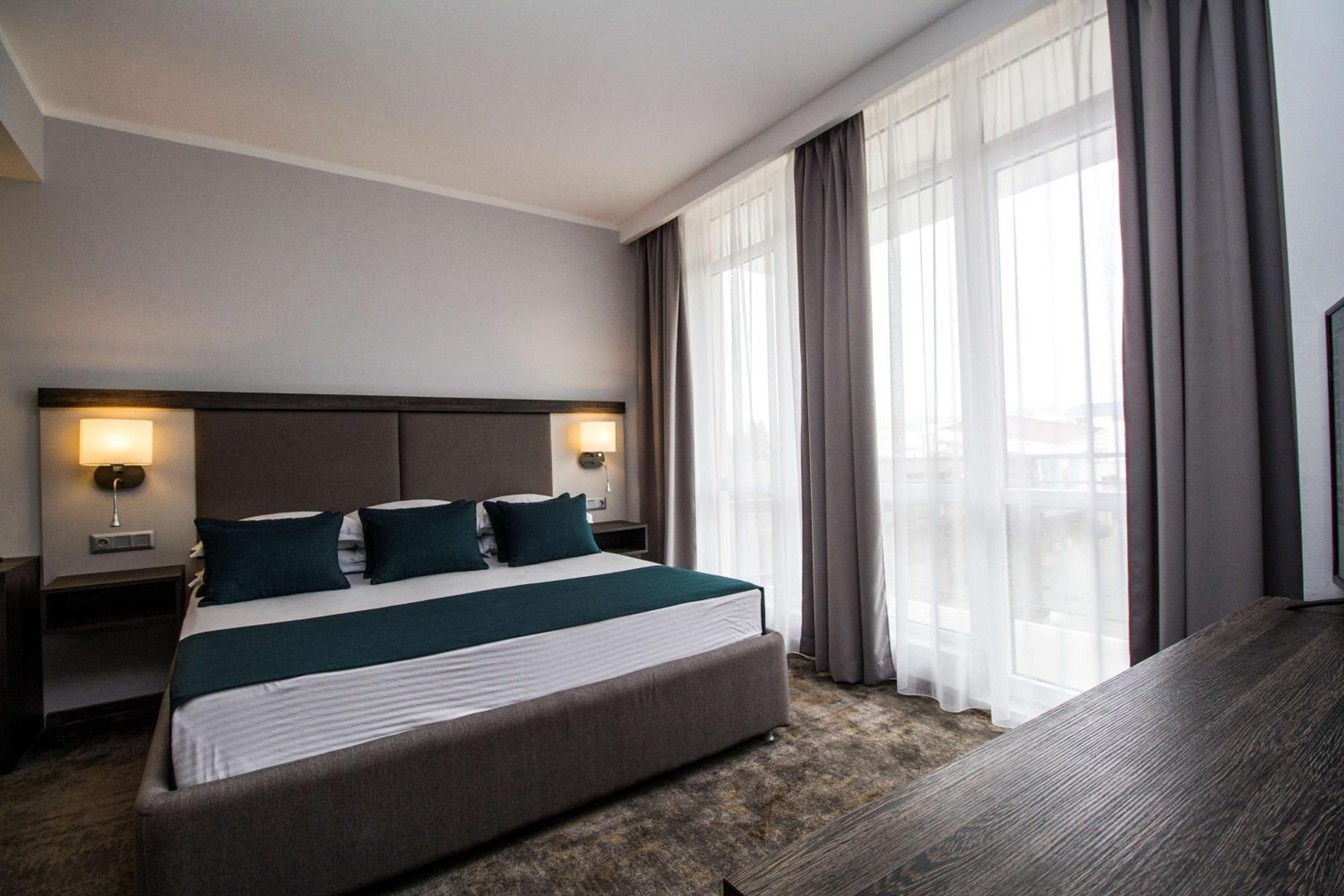 Standard King Room with Balcony and Pool View photo 1