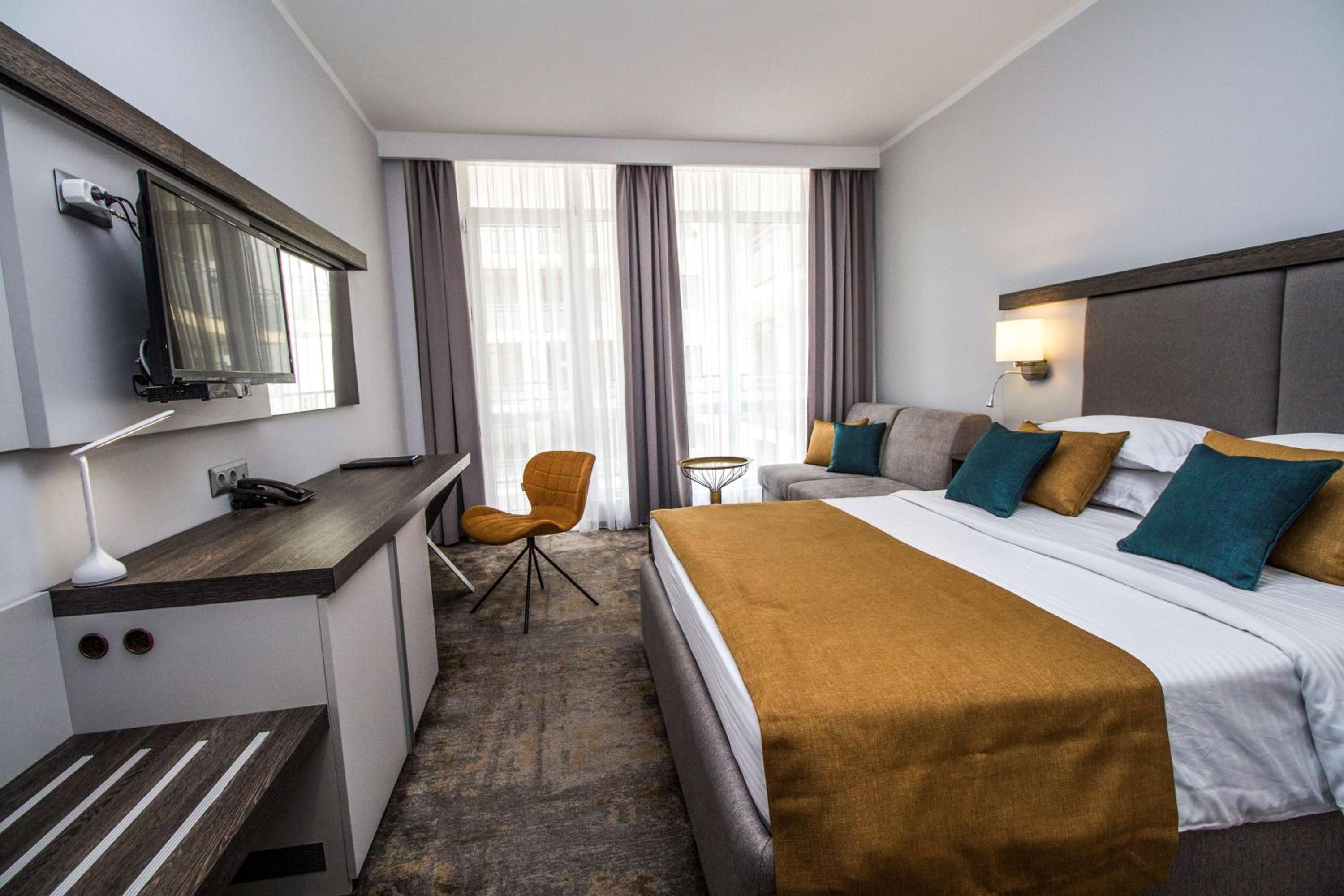 Comfort King Room with Sofa Bed, Balcony and Pool View photo 2