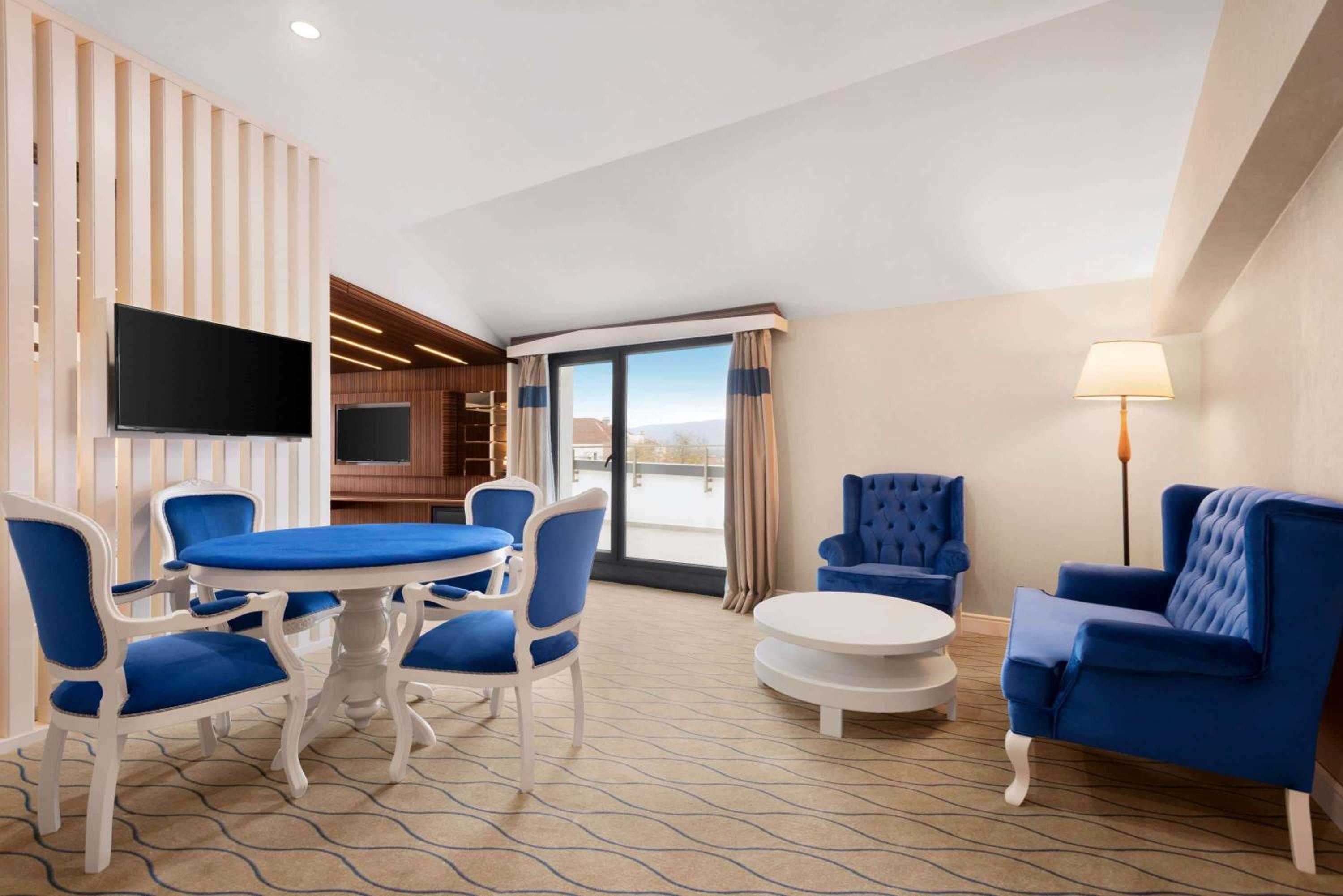 King Suite - Non-Smoking - Photo 4