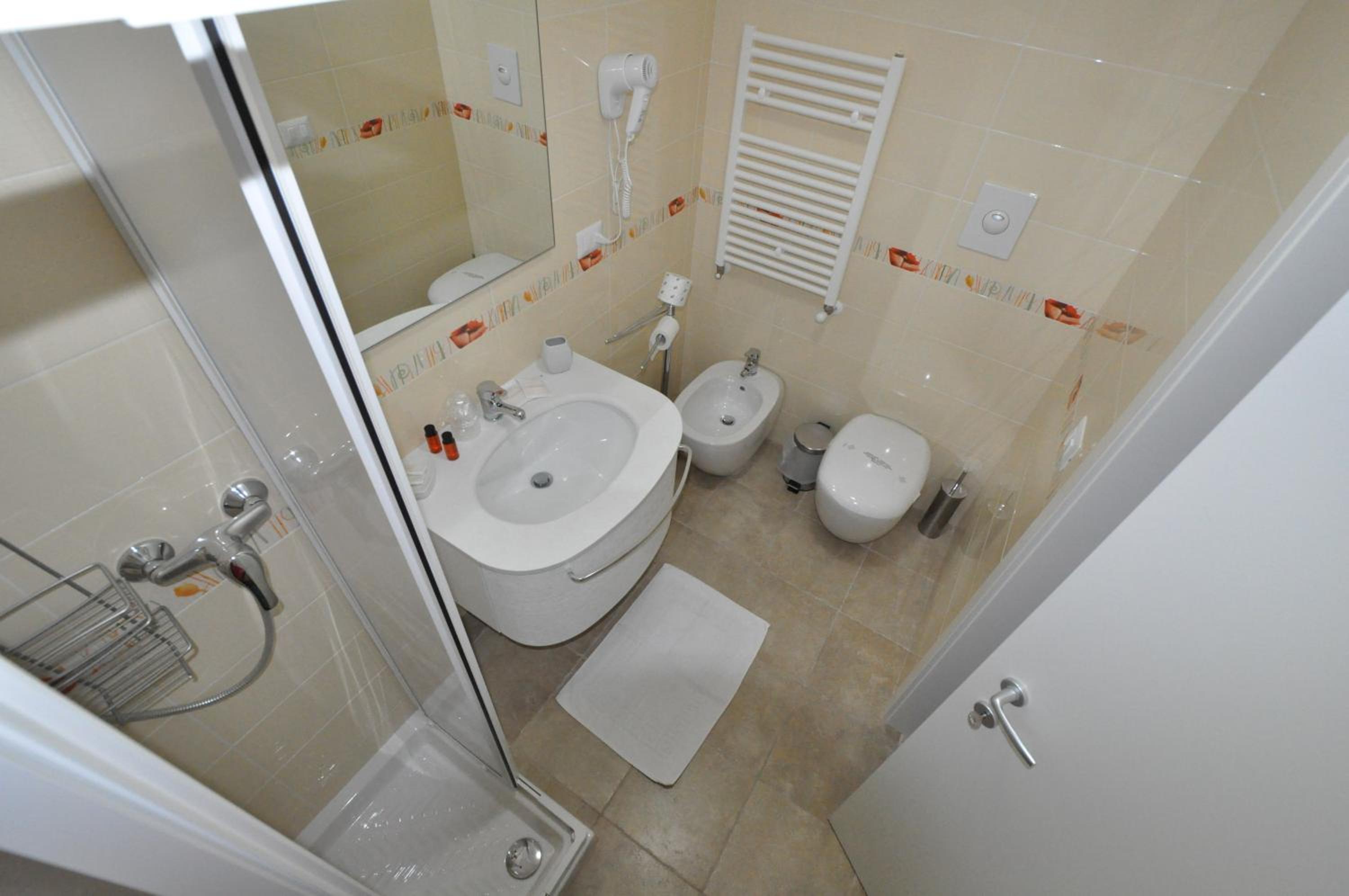 Double Room - Photo 5