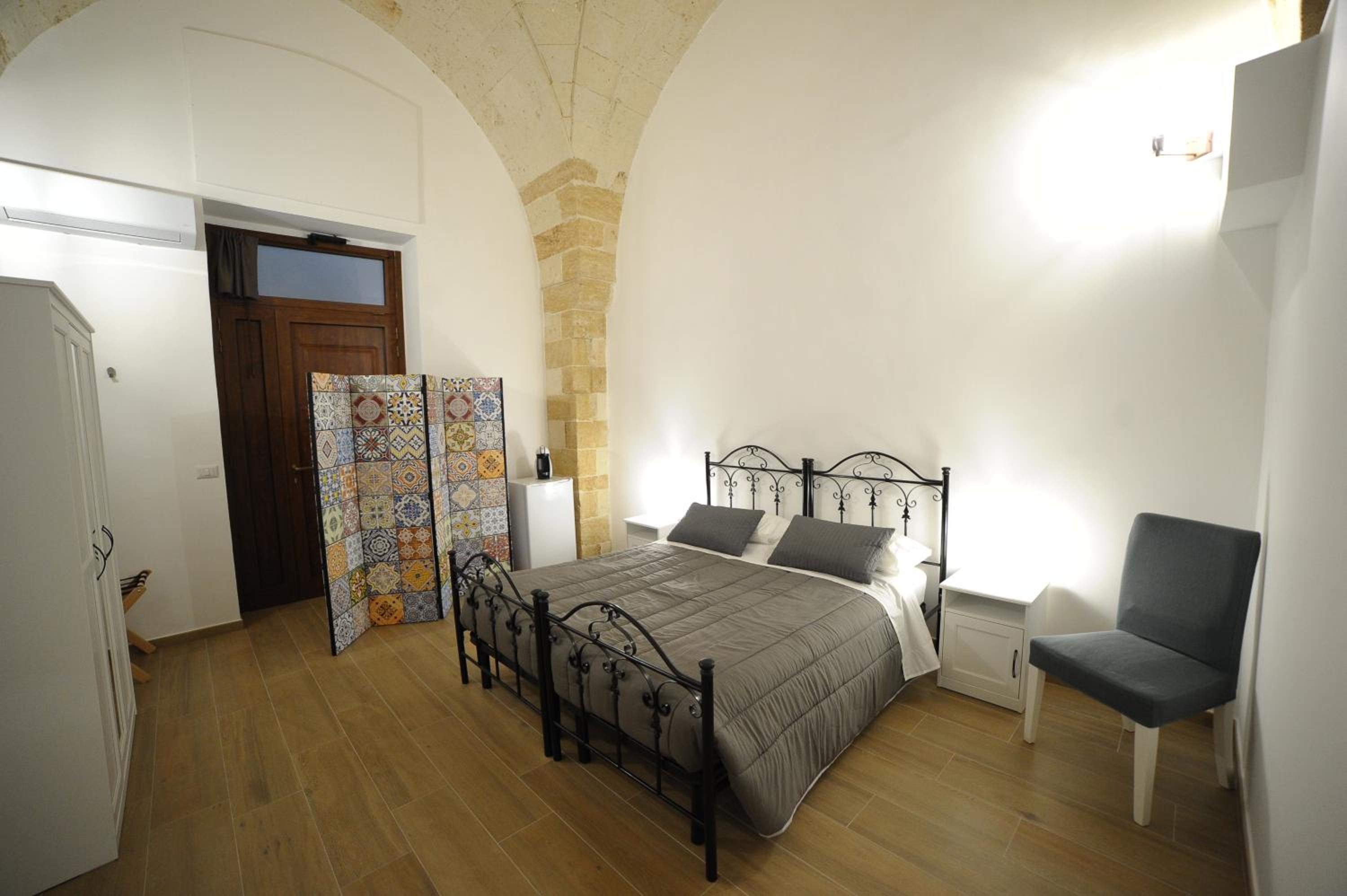 Double or Twin Room with Private Bathroom - Photo 6