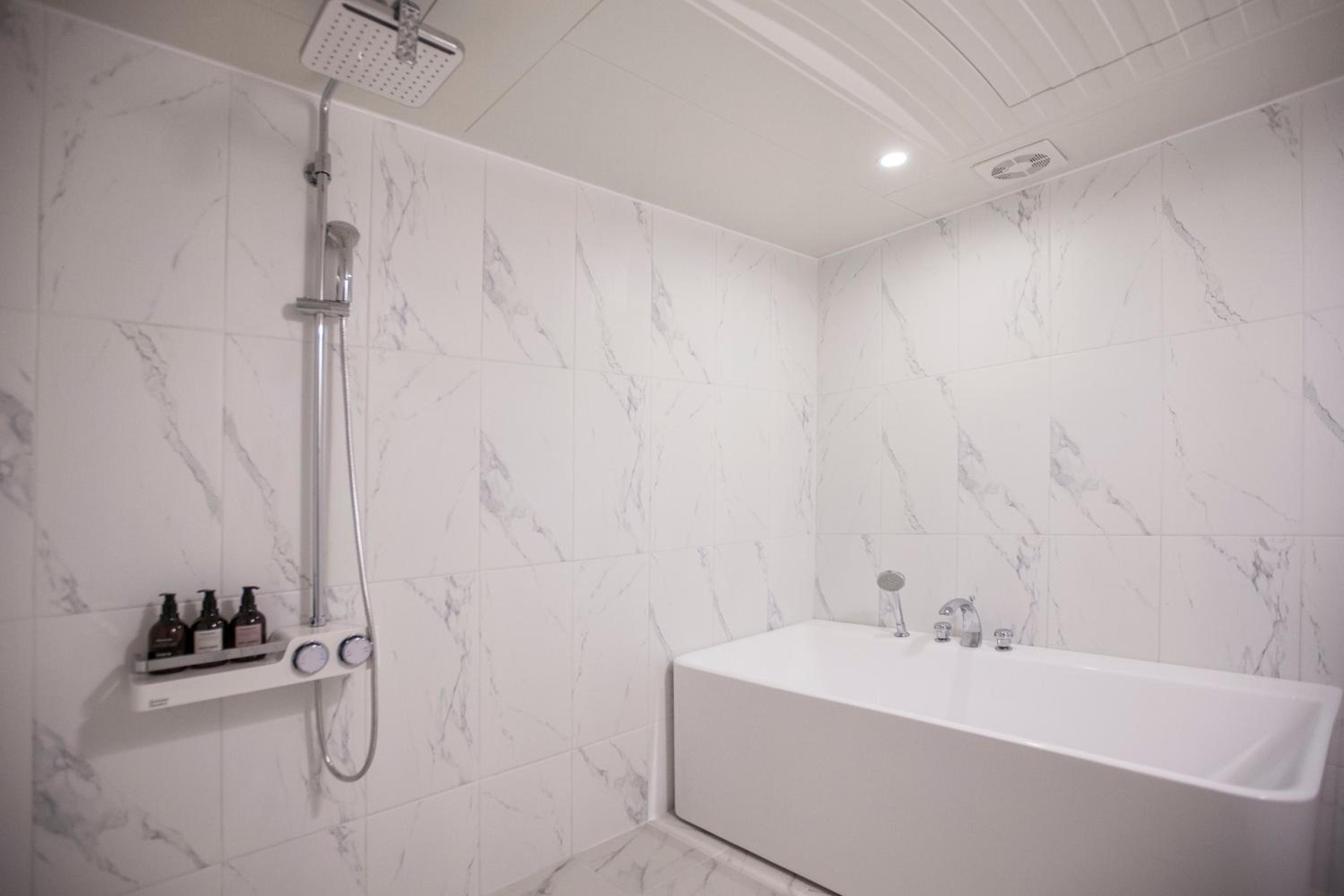 One-Bedroom Suite - Photo 3