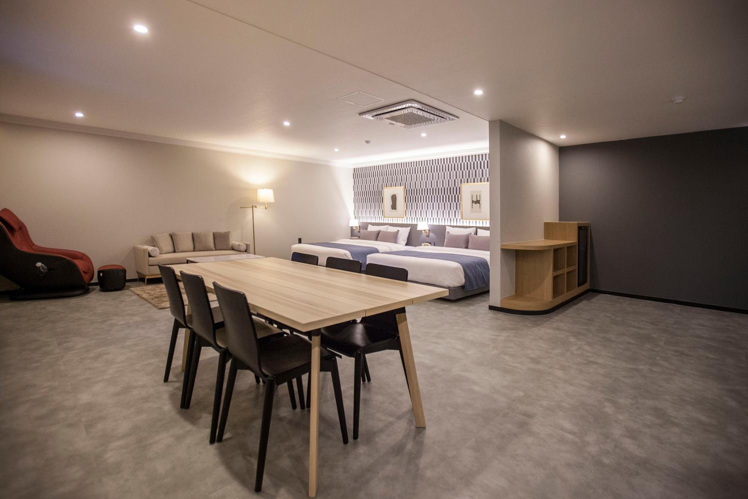 One-Bedroom Suite - Photo 1