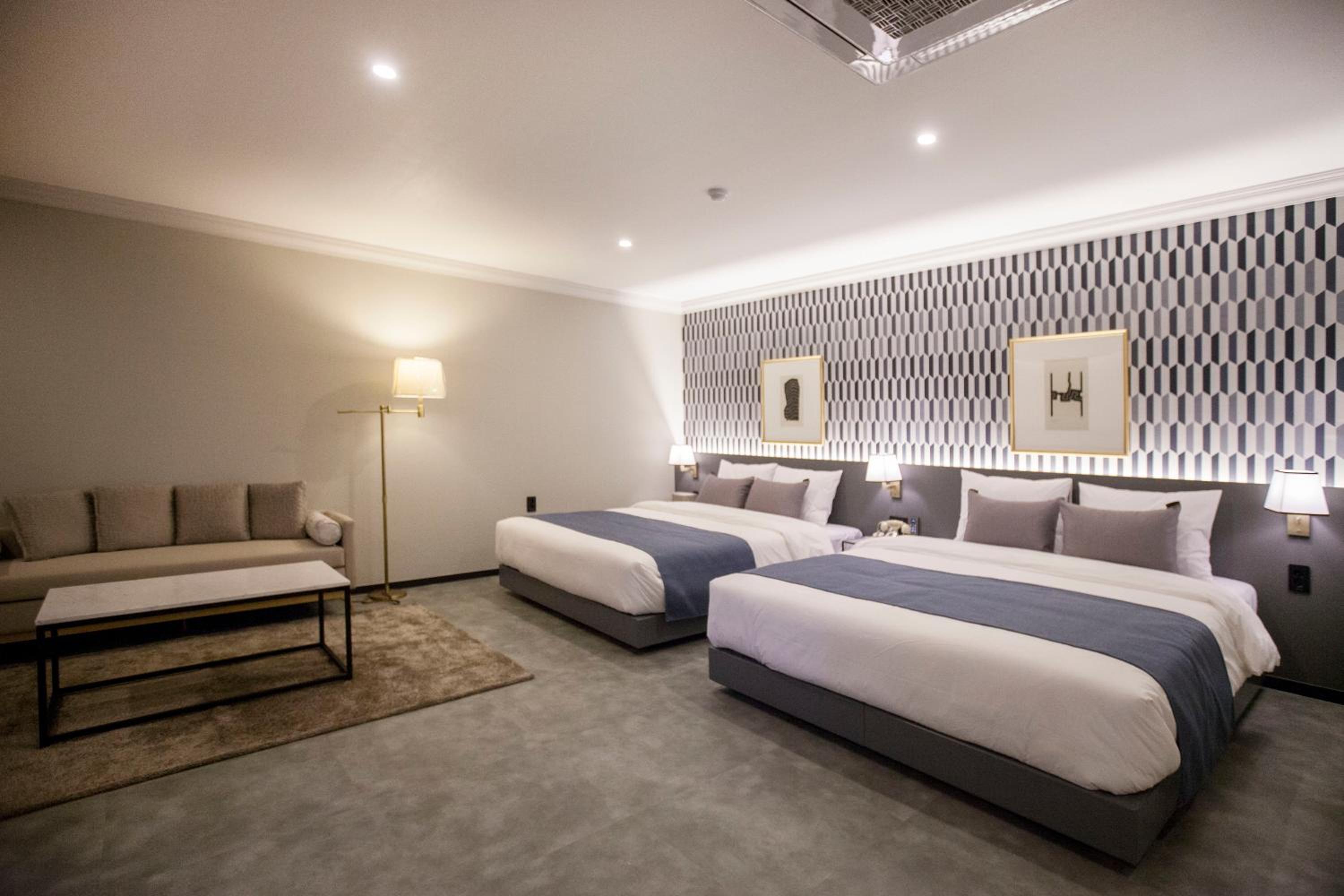 One-Bedroom Suite - Photo 4