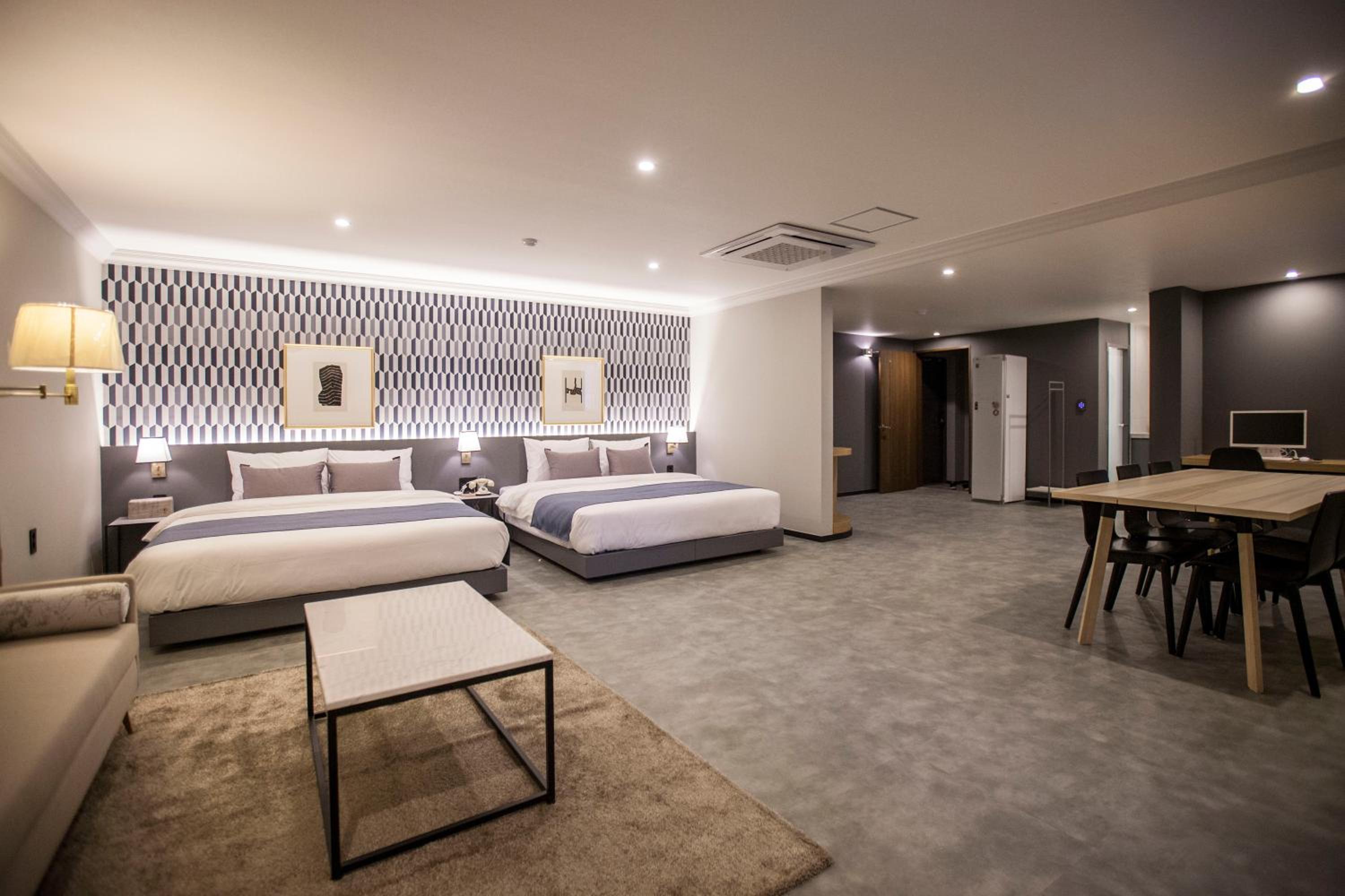 One-Bedroom Suite - Photo 2