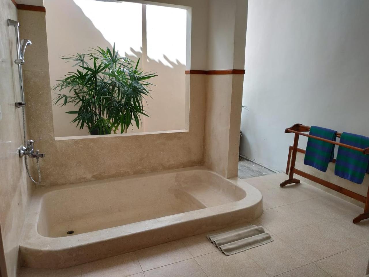 Deluxe Room (2 Adults + 1 Child) - Photo 2