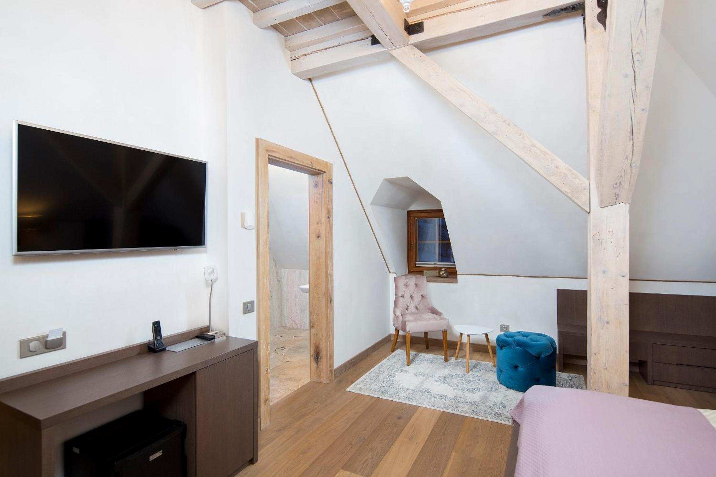 Large Double Room - Photo 3