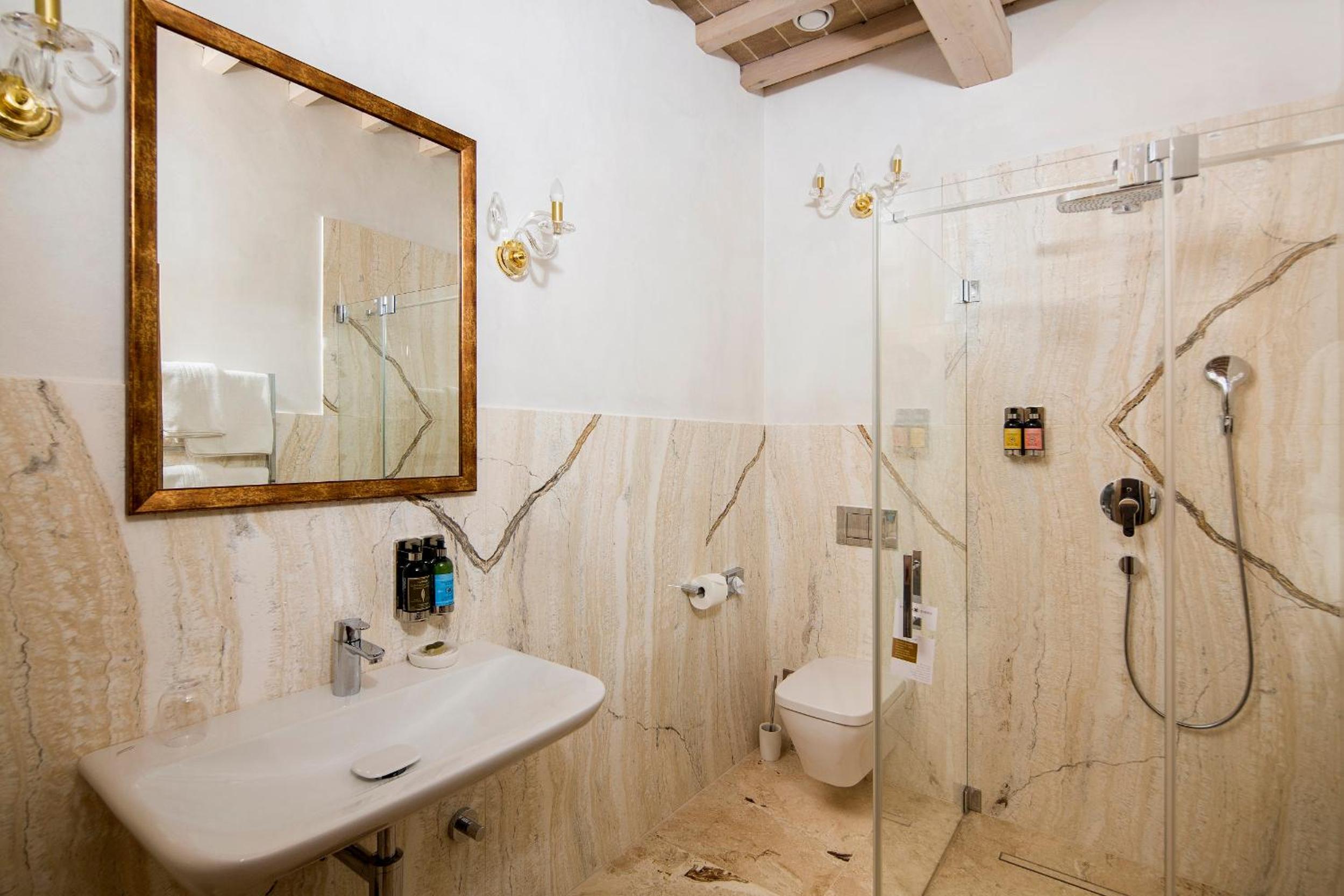 Large Double Room - Photo 2