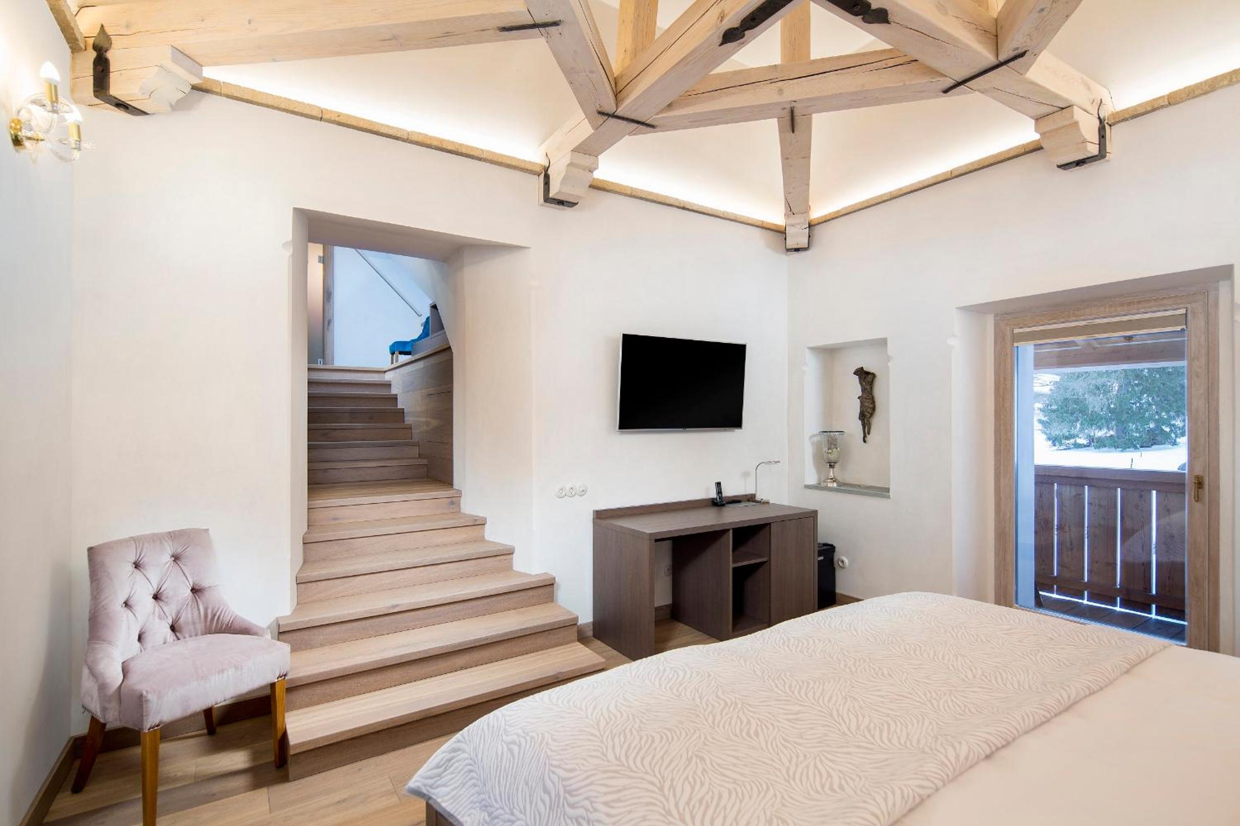 Apartment with Balcony - Photo 6