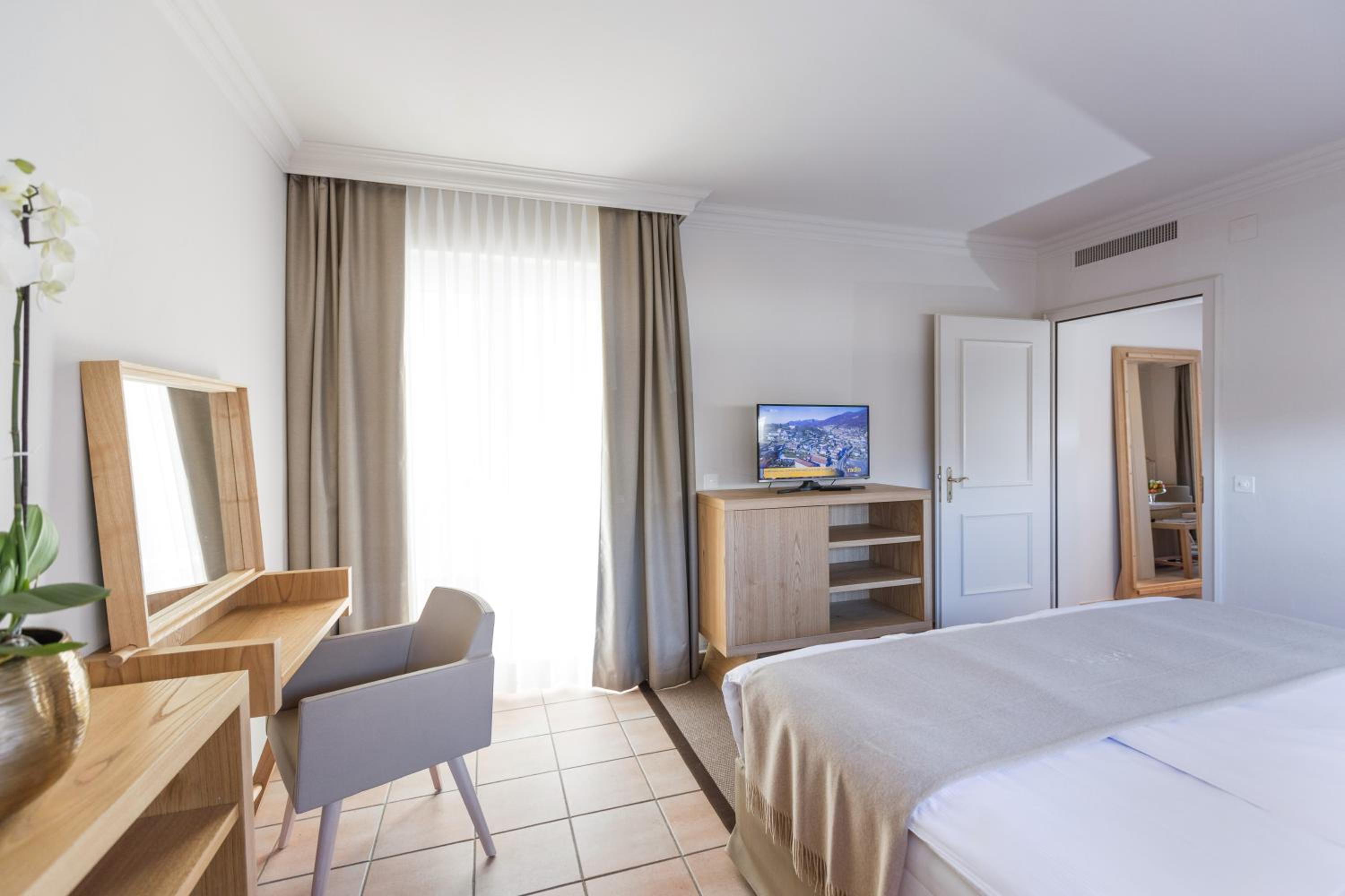 Standard Double Room with Spa Access - Photo 15