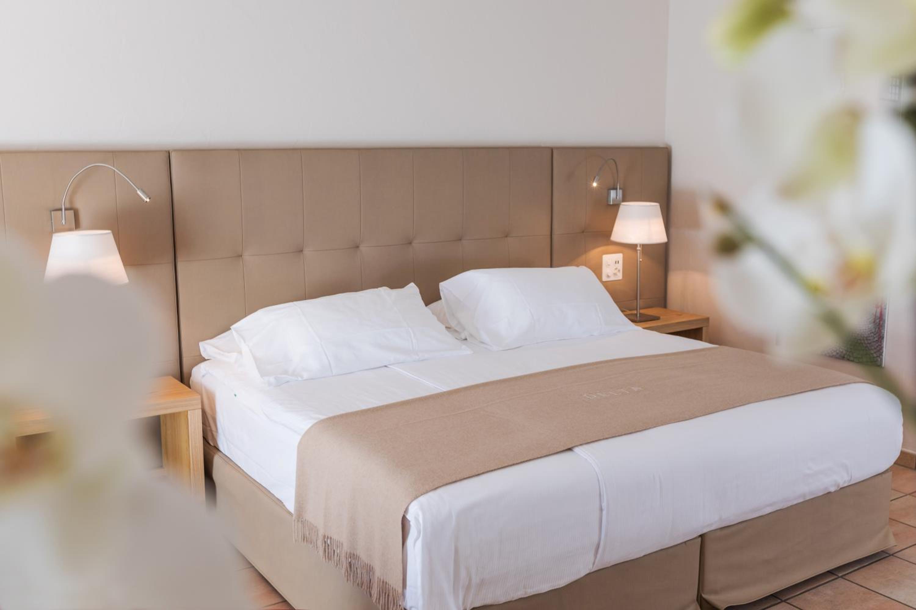 Standard Double Room with Spa Access - Photo 12