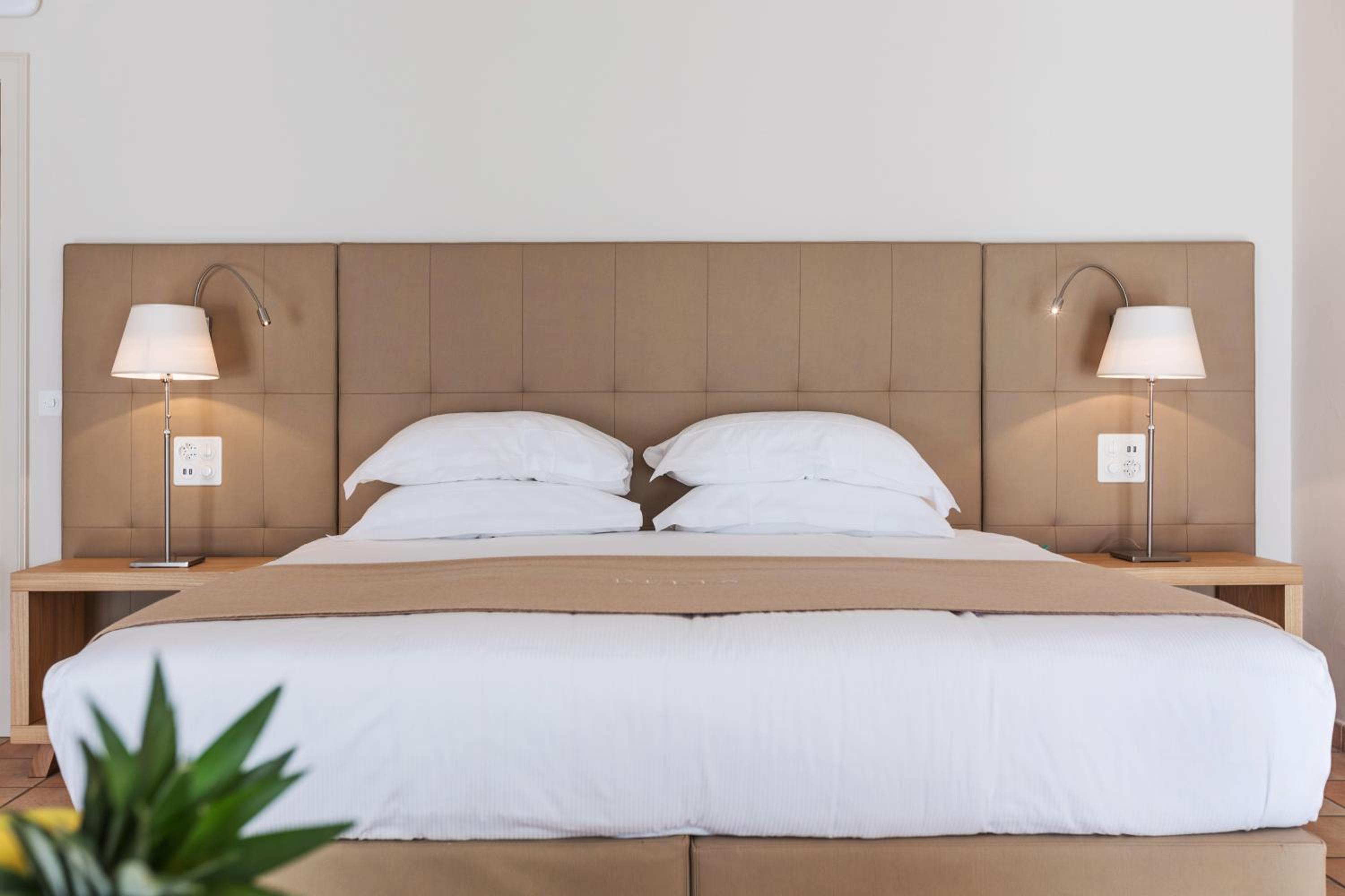 Standard Double Room with Spa Access - Photo 11