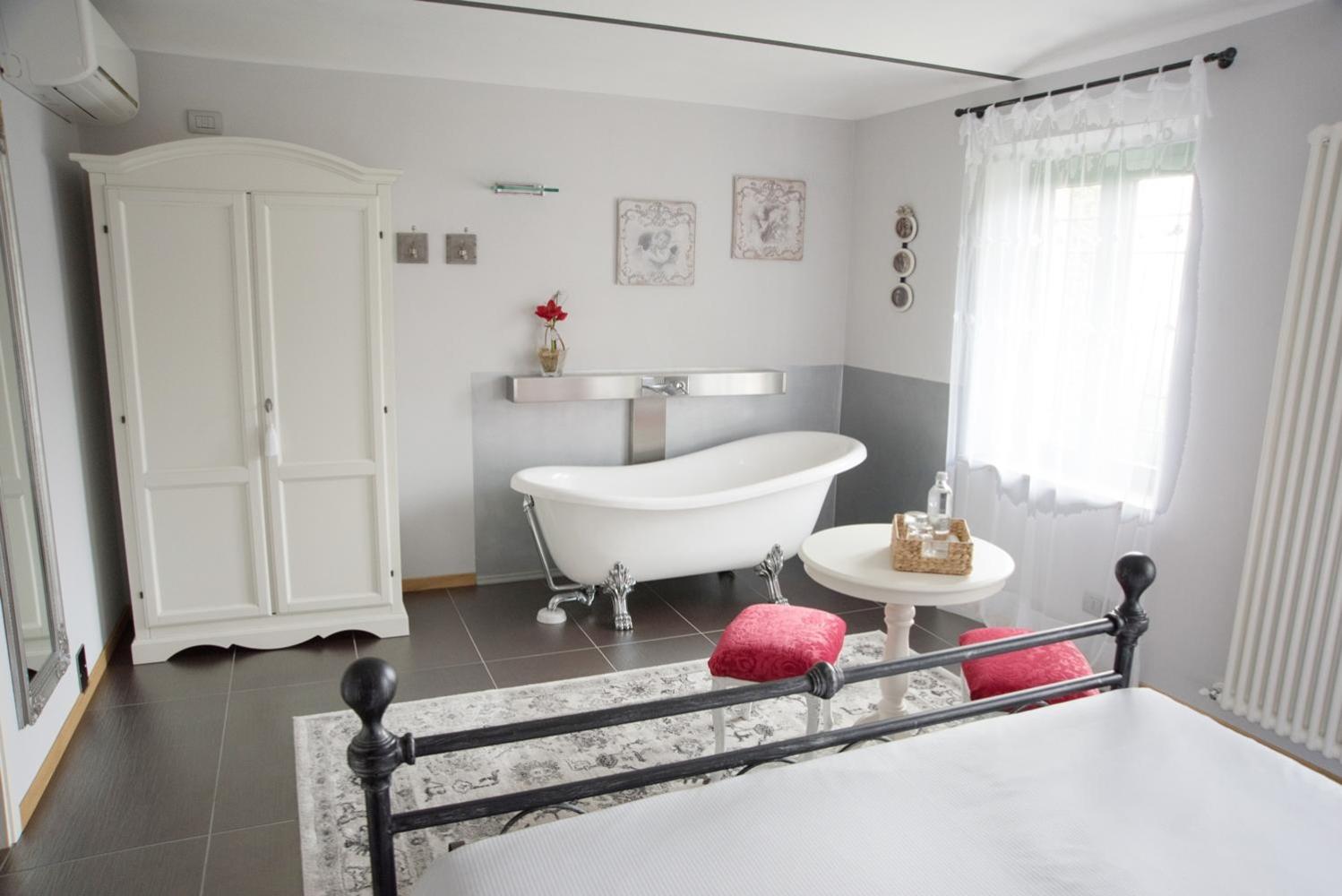 Deluxe Double Room with Bath - Photo 6
