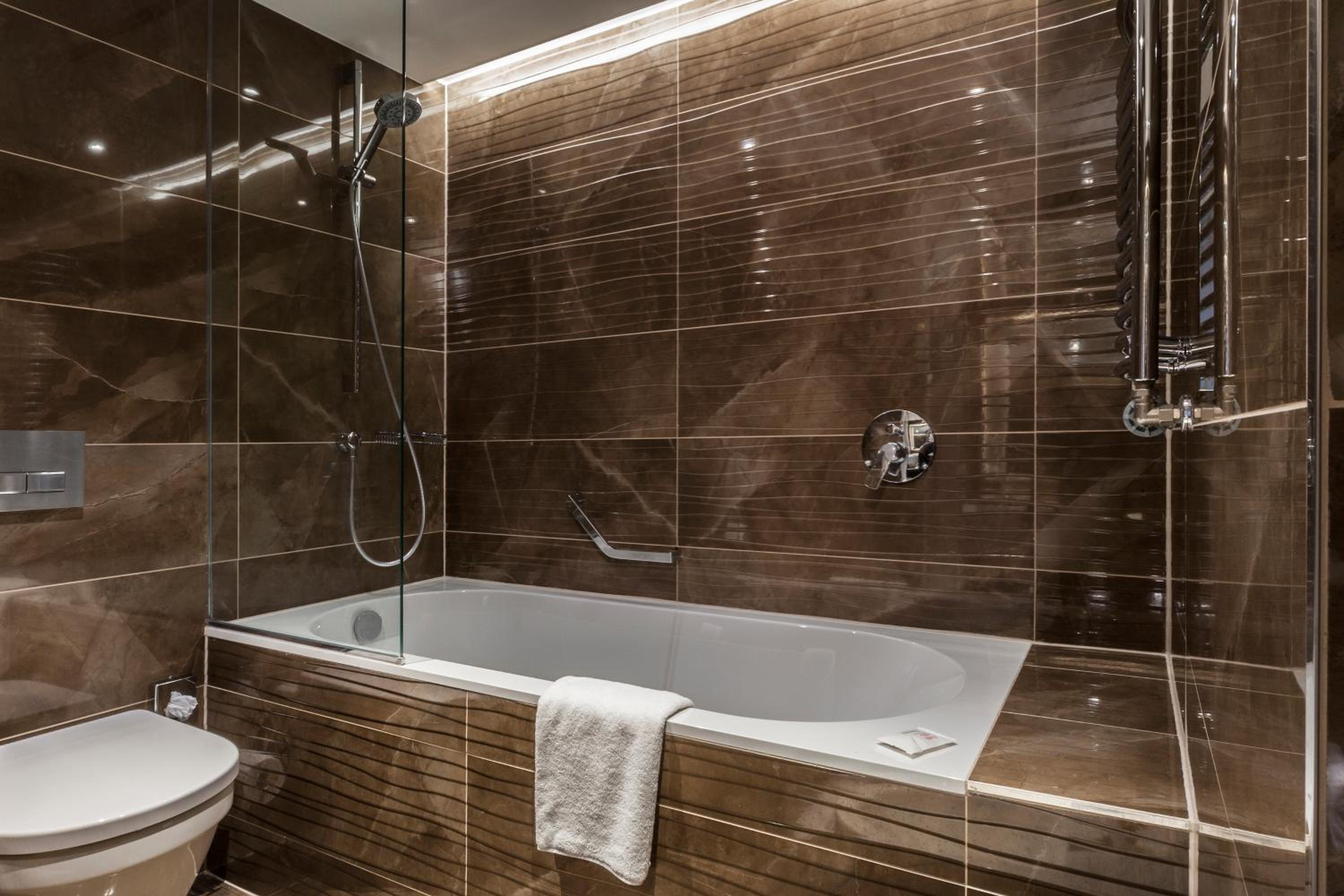 Suite - Photo 11