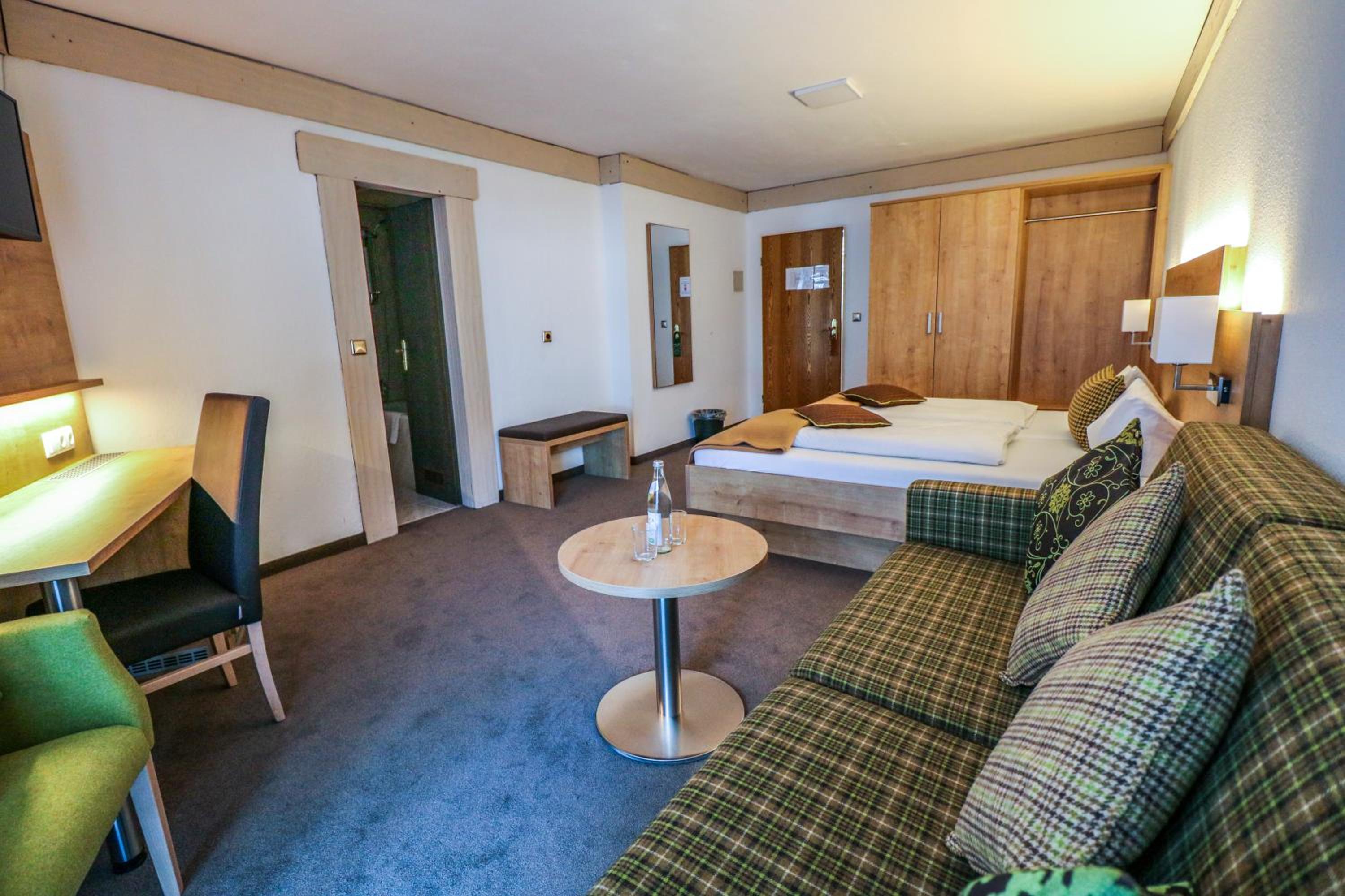 Large Double Room - Photo 3
