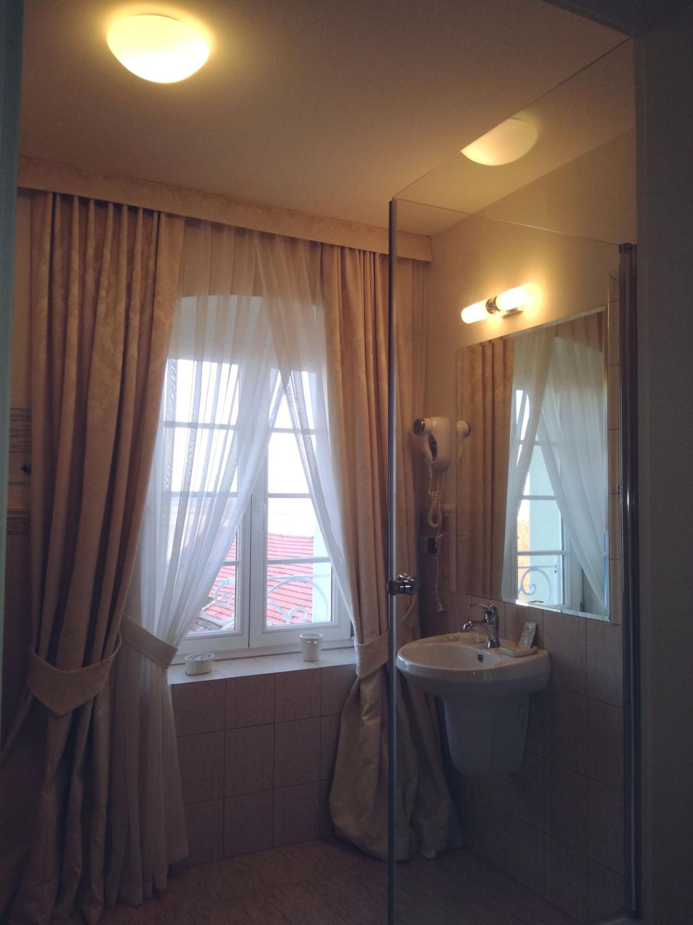 Standard Double or Twin Room - Photo 8