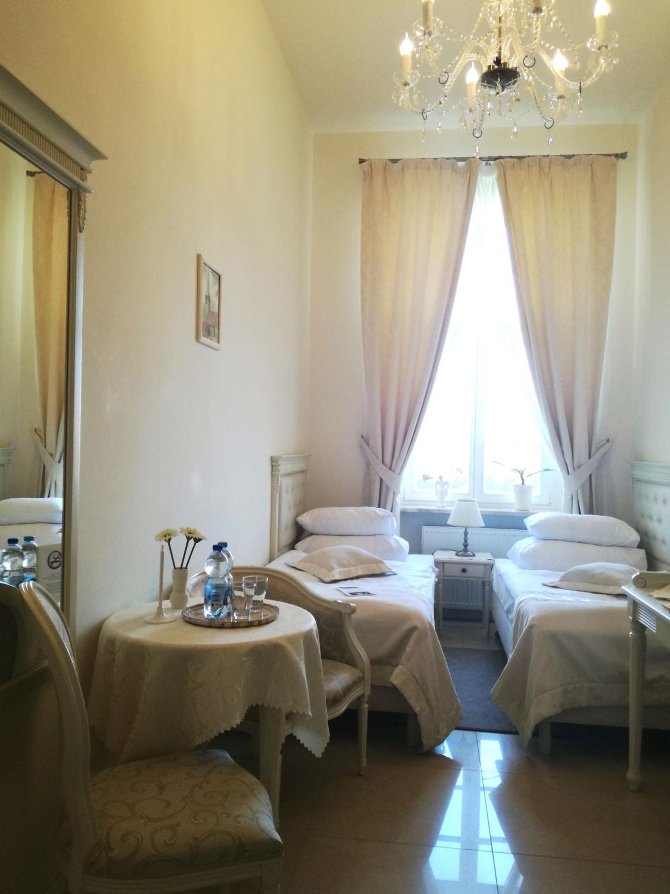 Standard Double or Twin Room - Photo 9