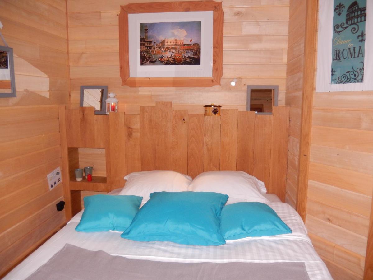 Floating Hut (2 Adults + 1 Child)