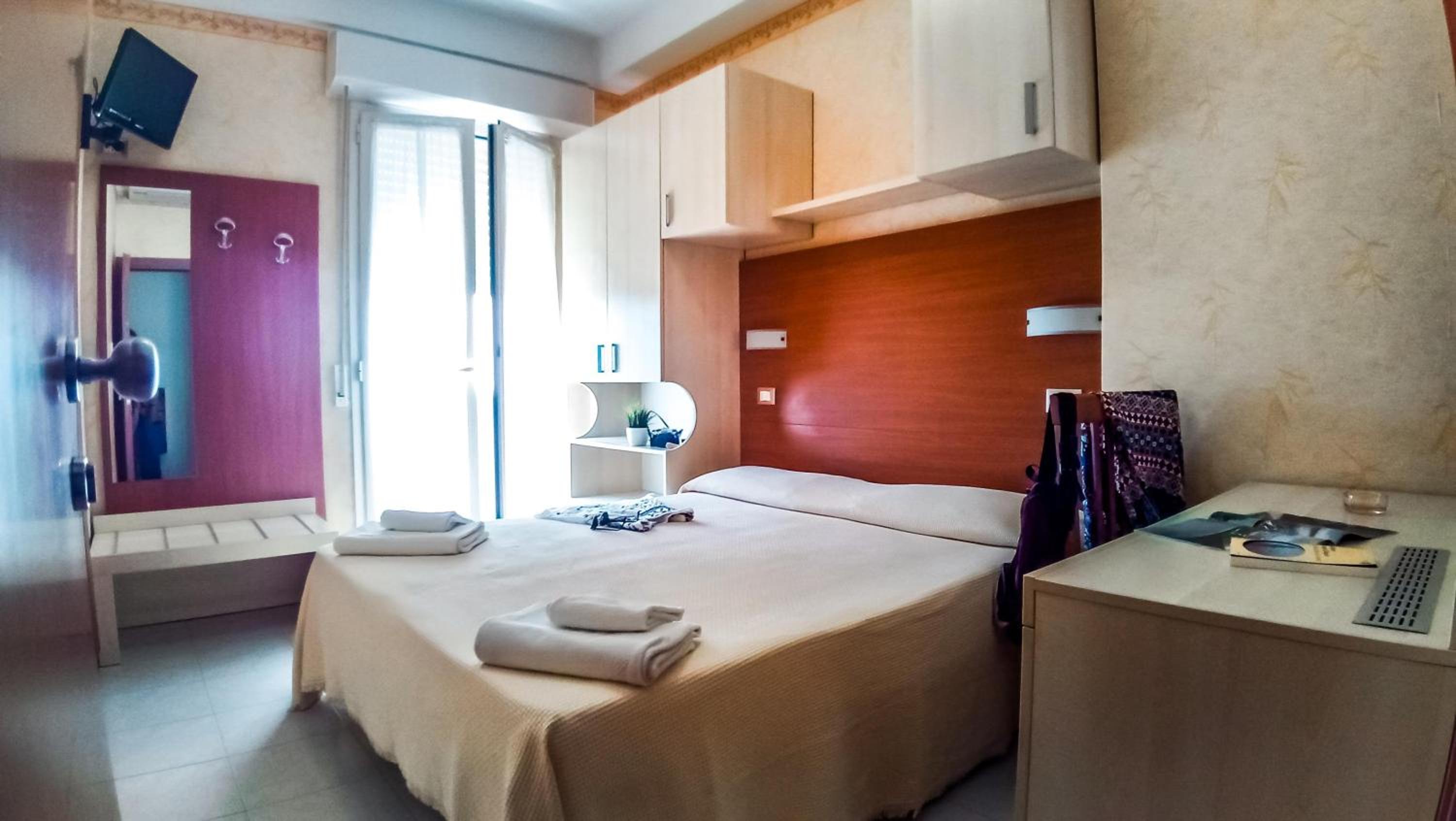 Double or Twin Room with Balcony - Photo 2