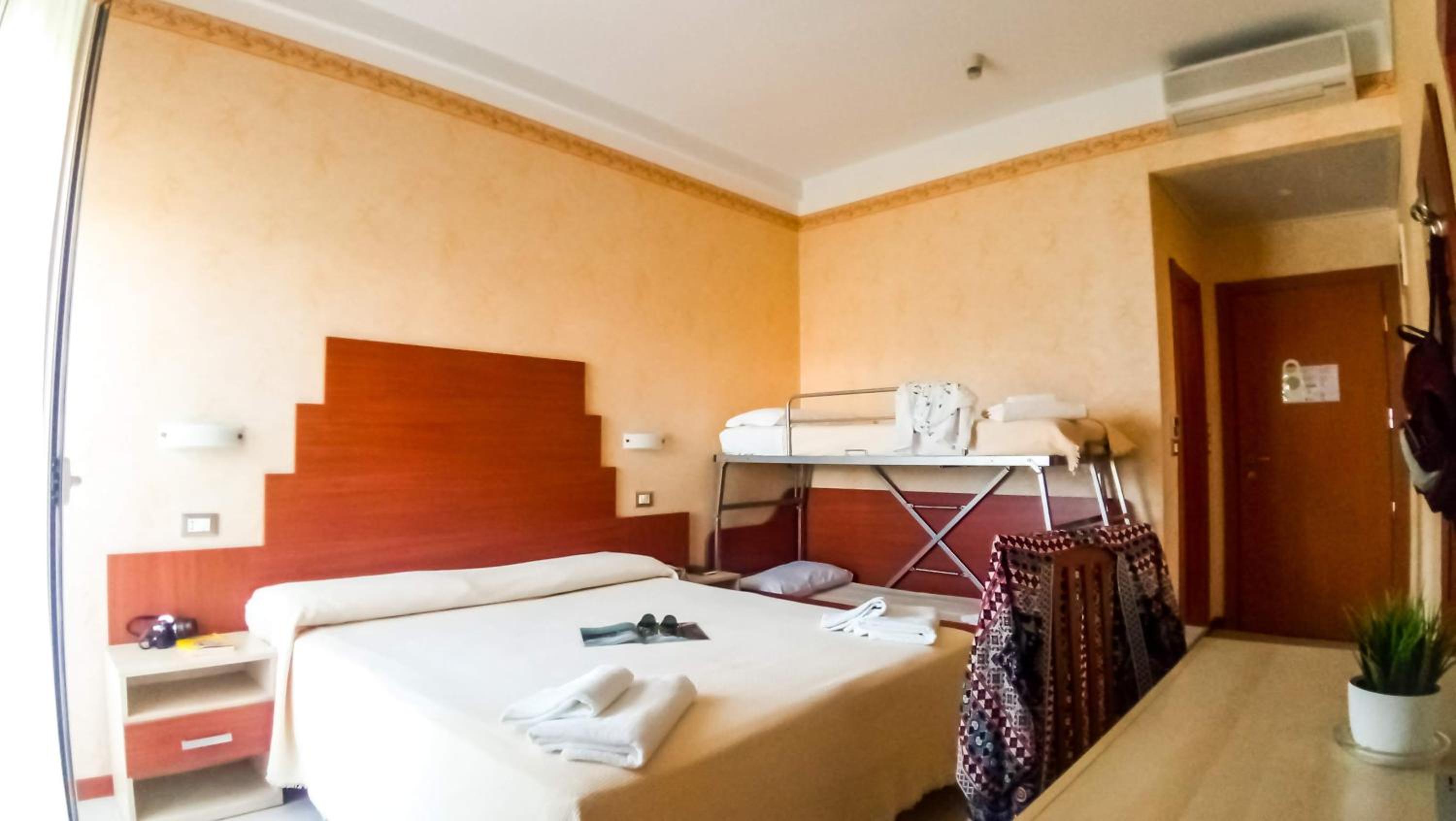 Quadruple Room - Photo 15