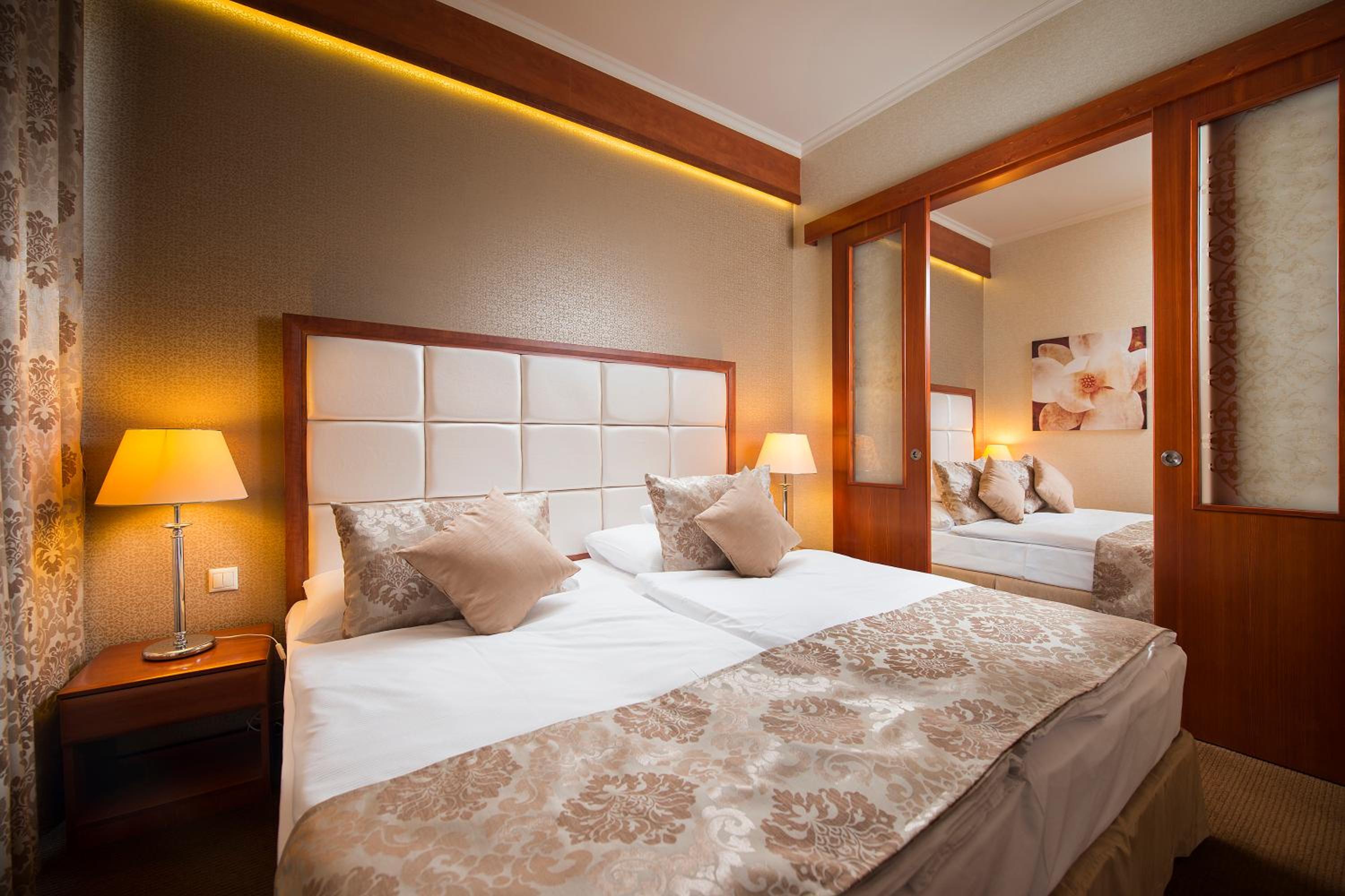 Suite - Photo 1