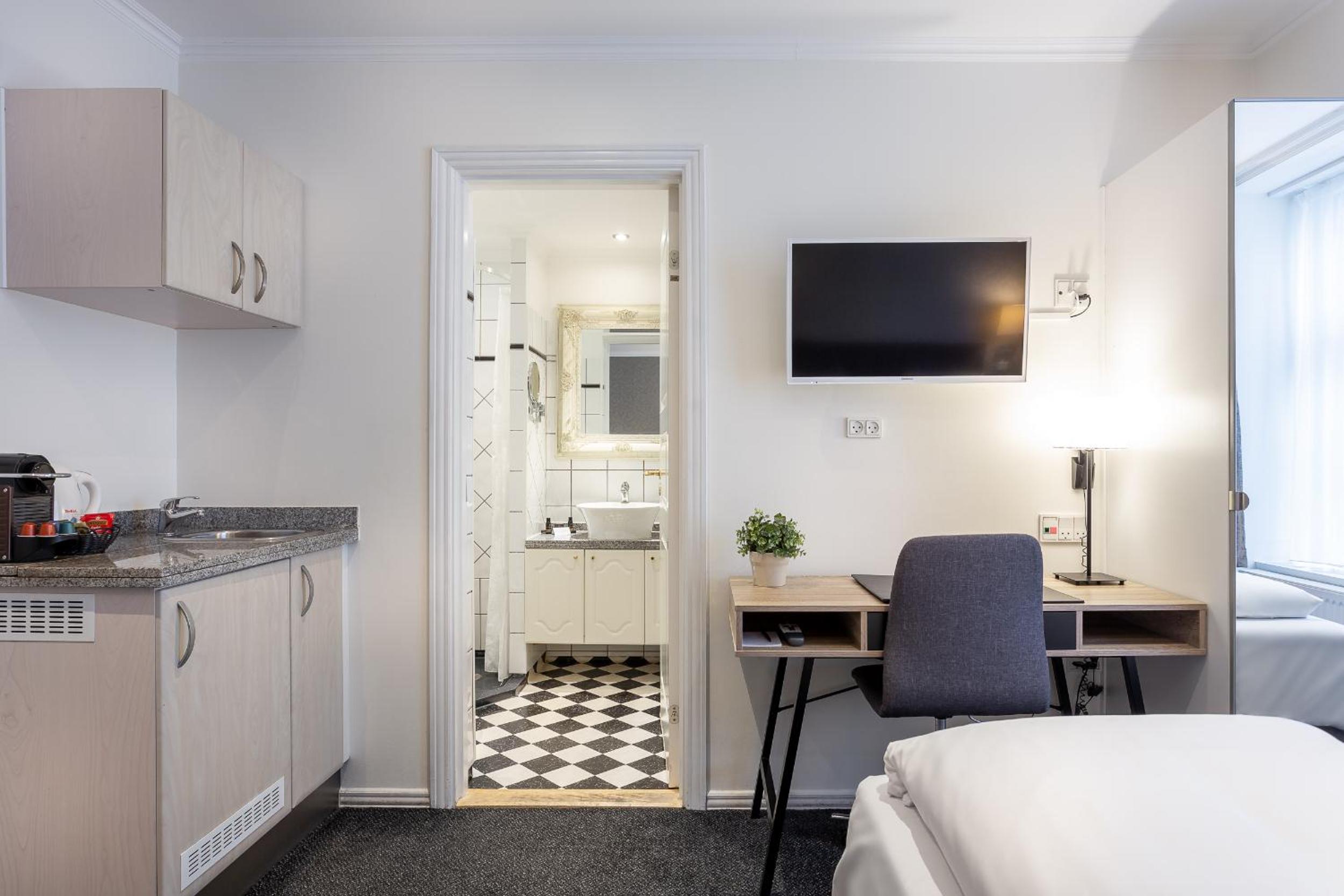 Standard Double Room thumbnail 6