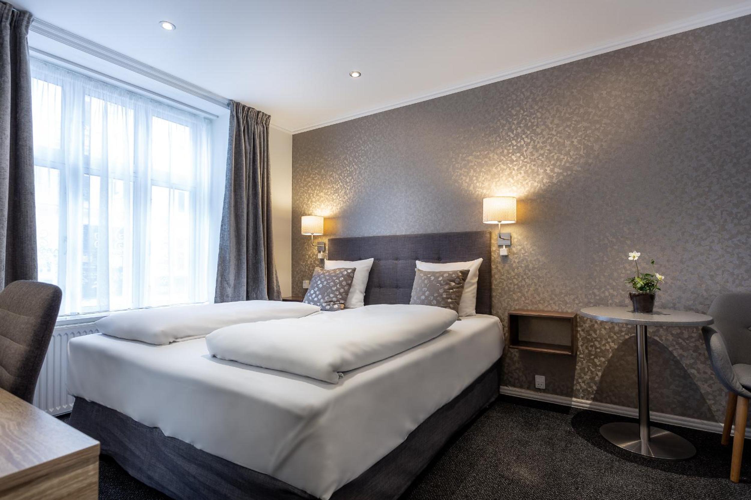 Standard Double Room thumbnail 5