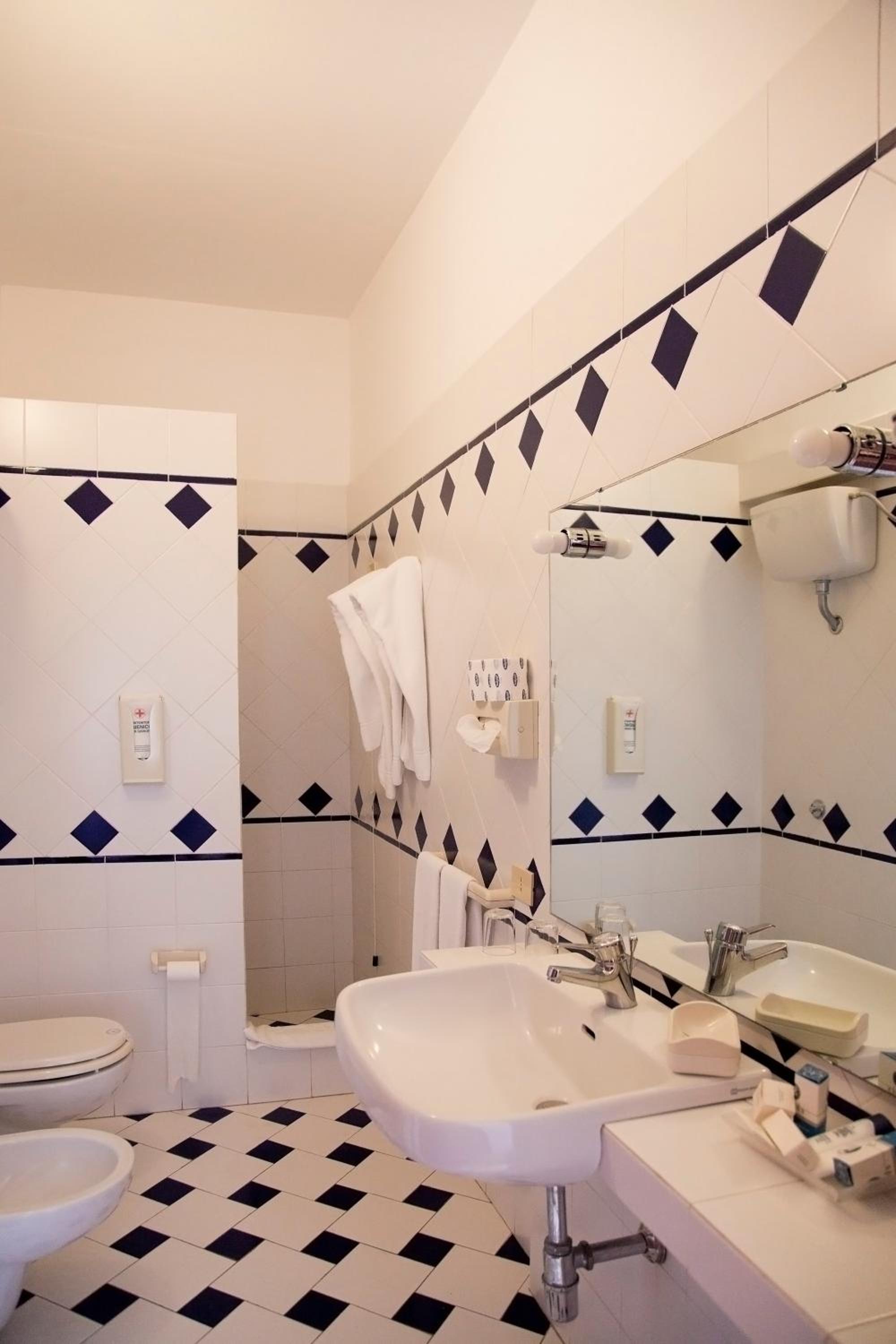 Double or Twin Room - Photo 4