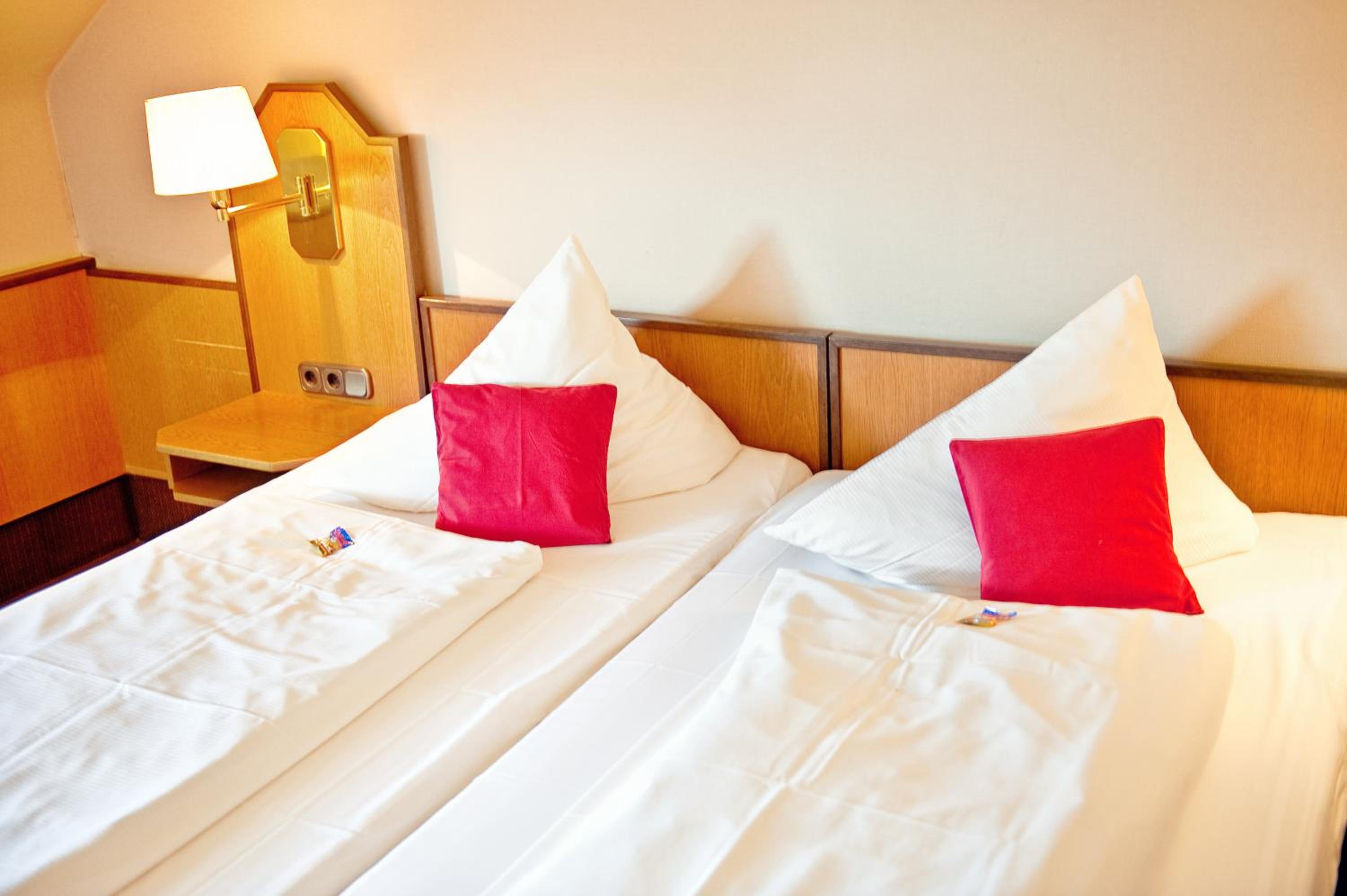 Economy Twin Room photo 3