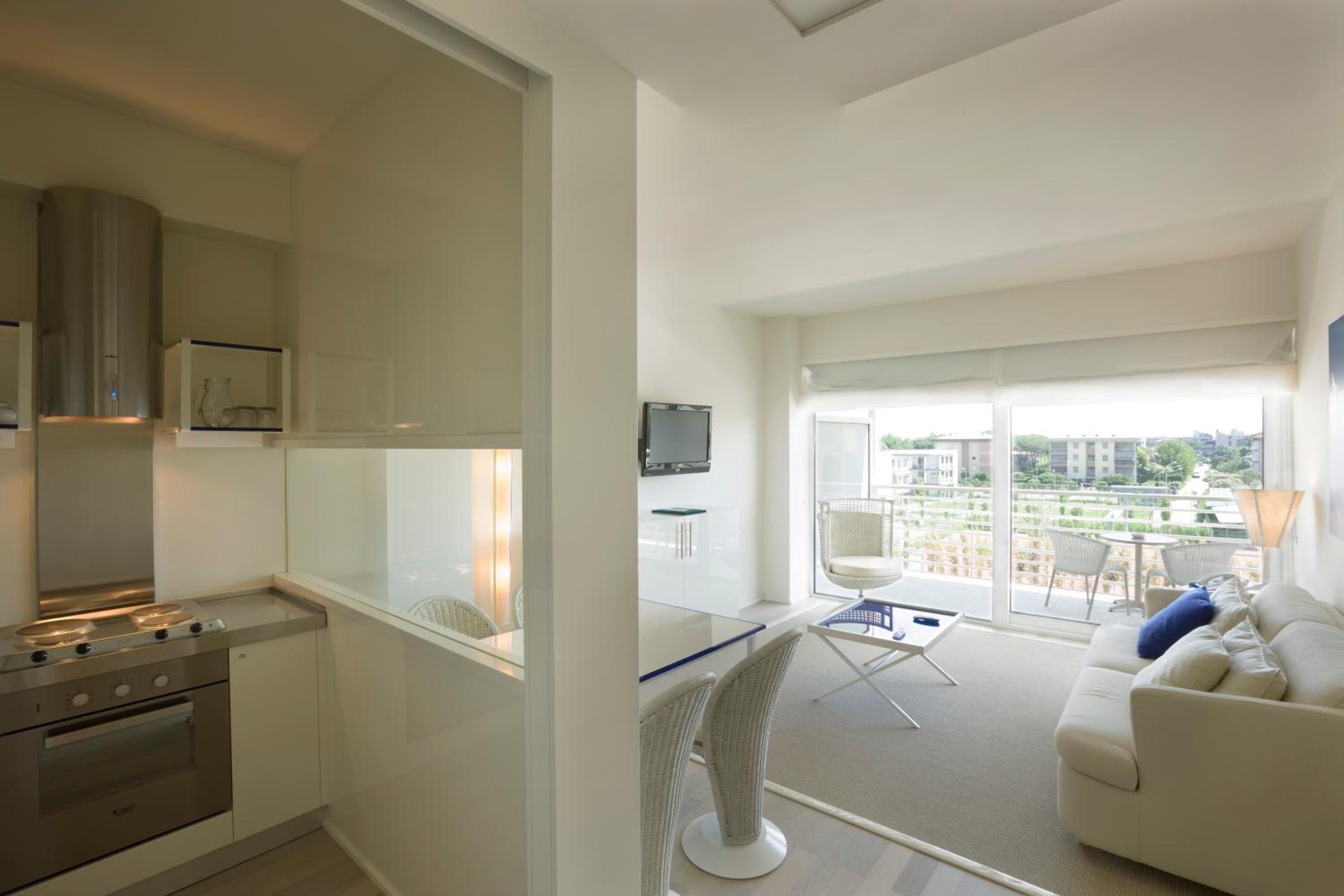 Deluxe One-Bedroom Apartment - Photo 5