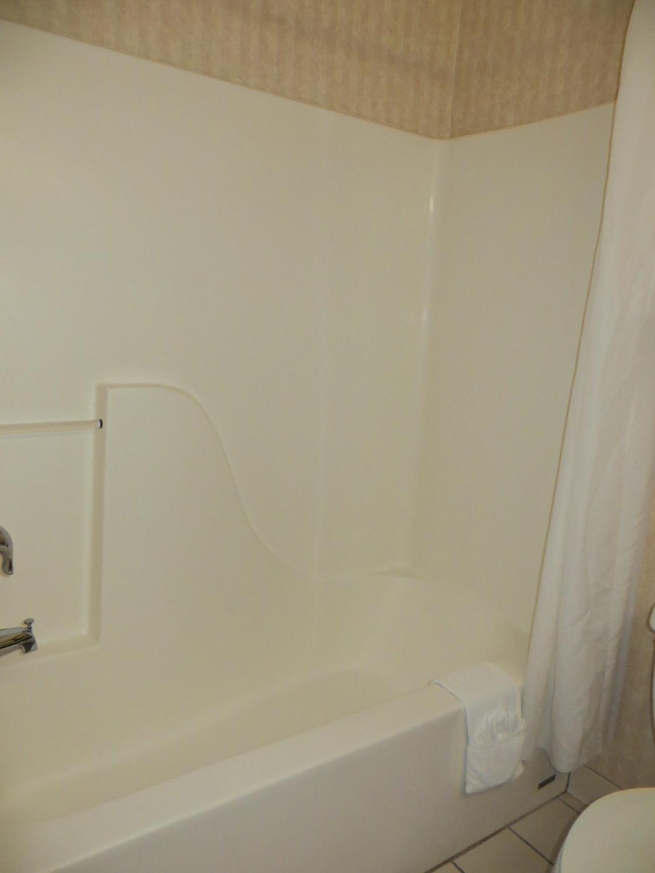 One-Bedroom Queen Suite photo 2