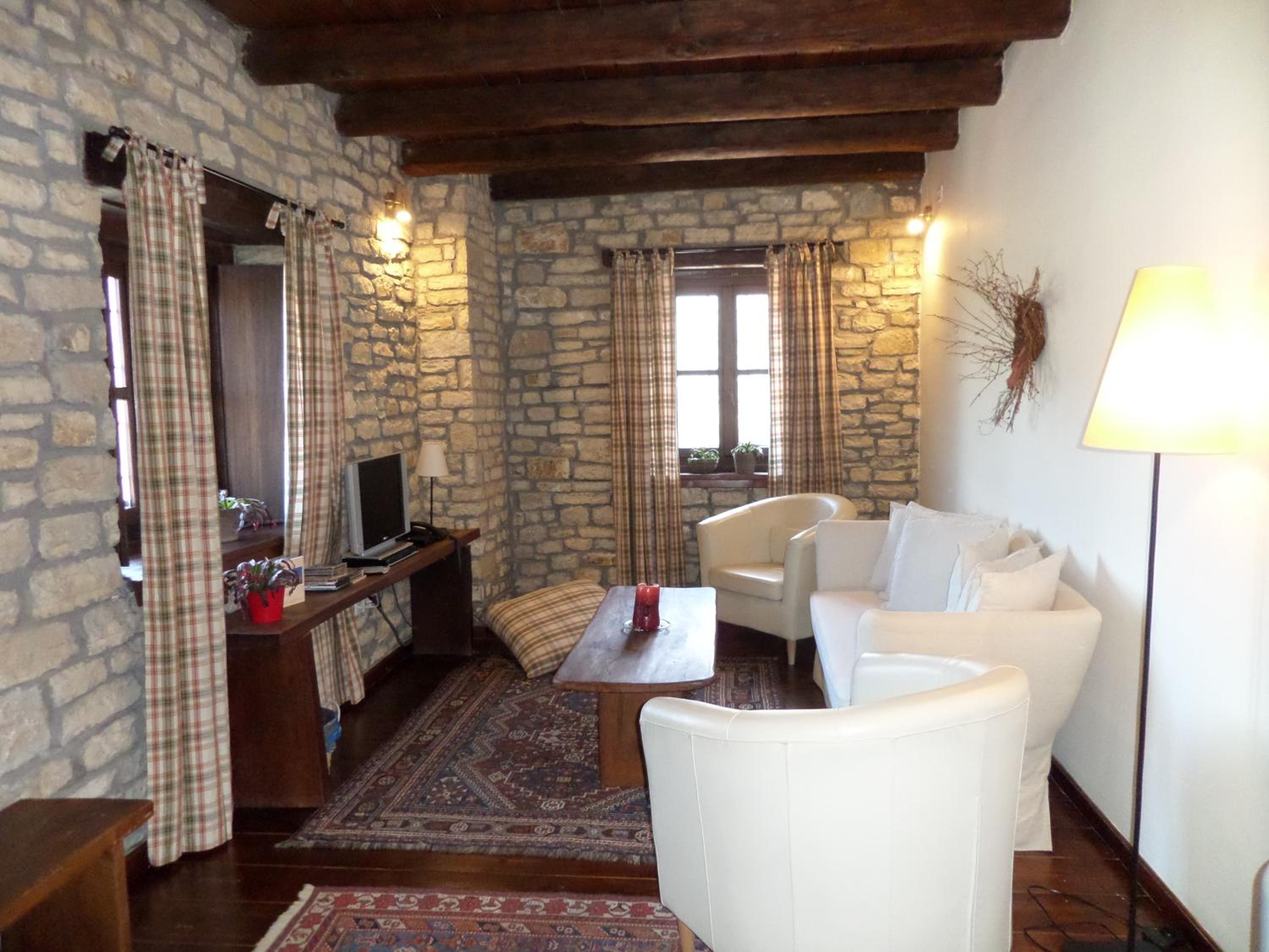Deluxe Suite with Spa Bath - Photo 5