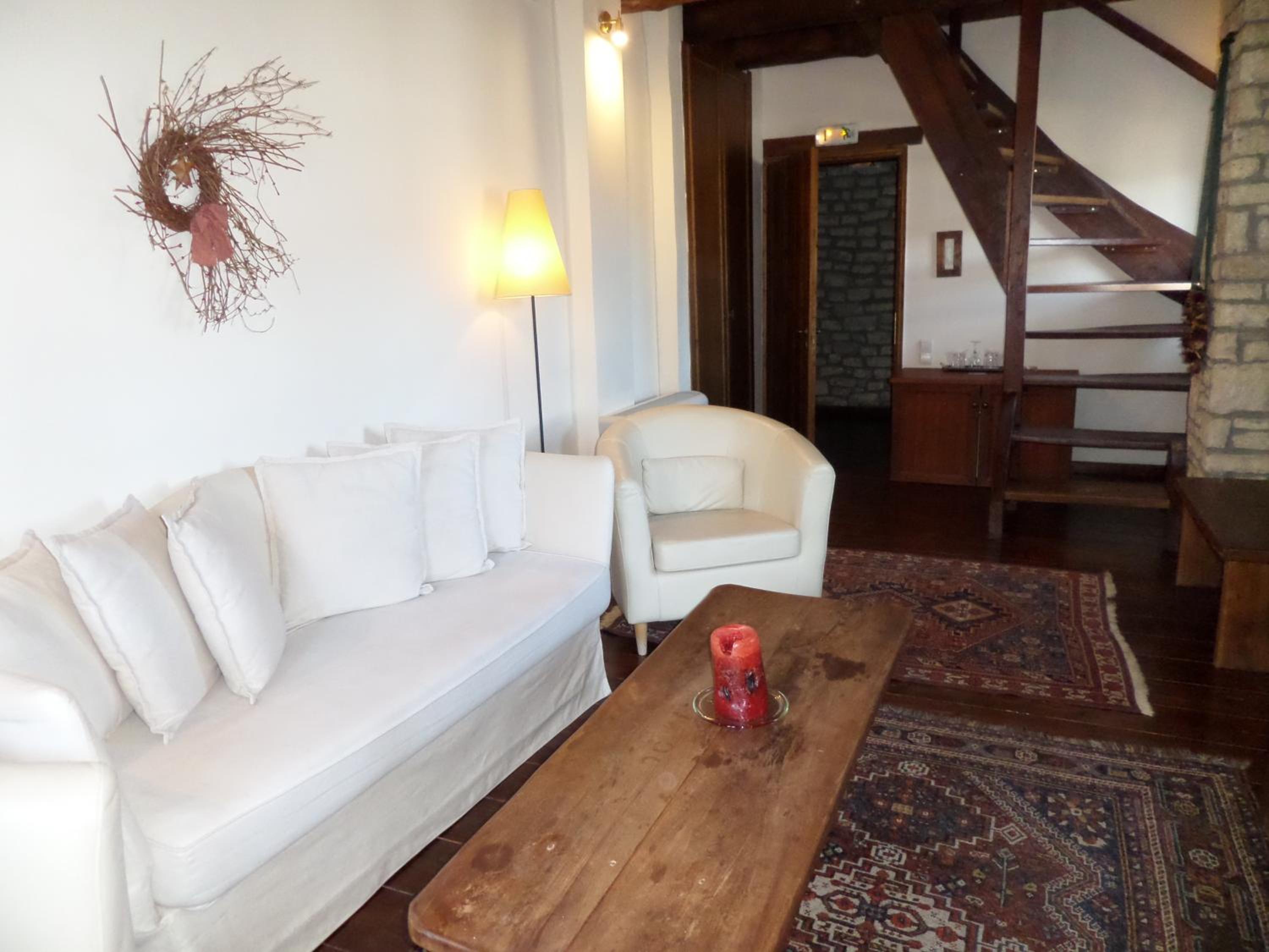 Deluxe Suite with Spa Bath - Photo 6