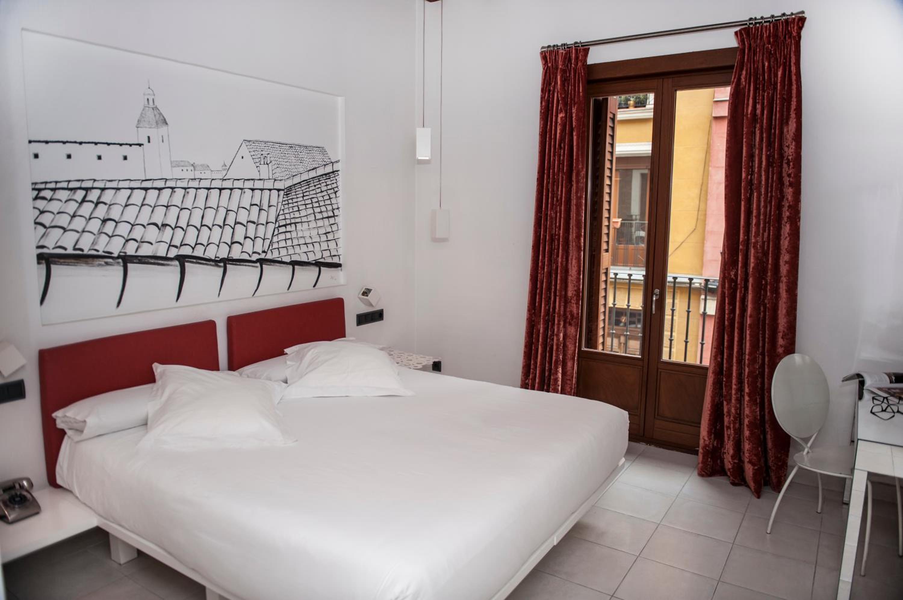 Double Room with Balcony - Photo 1