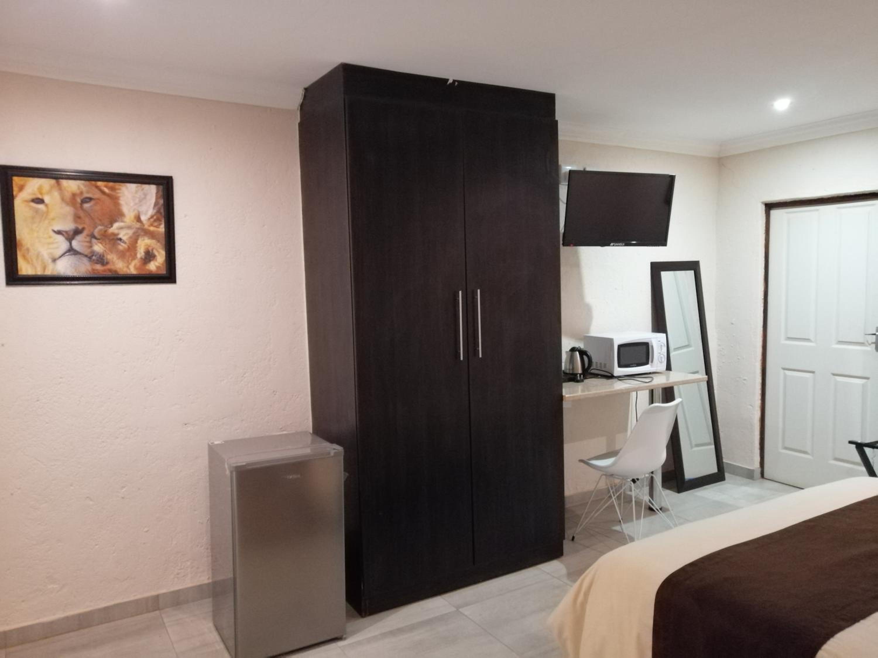 Budget Double Room - Photo 4
