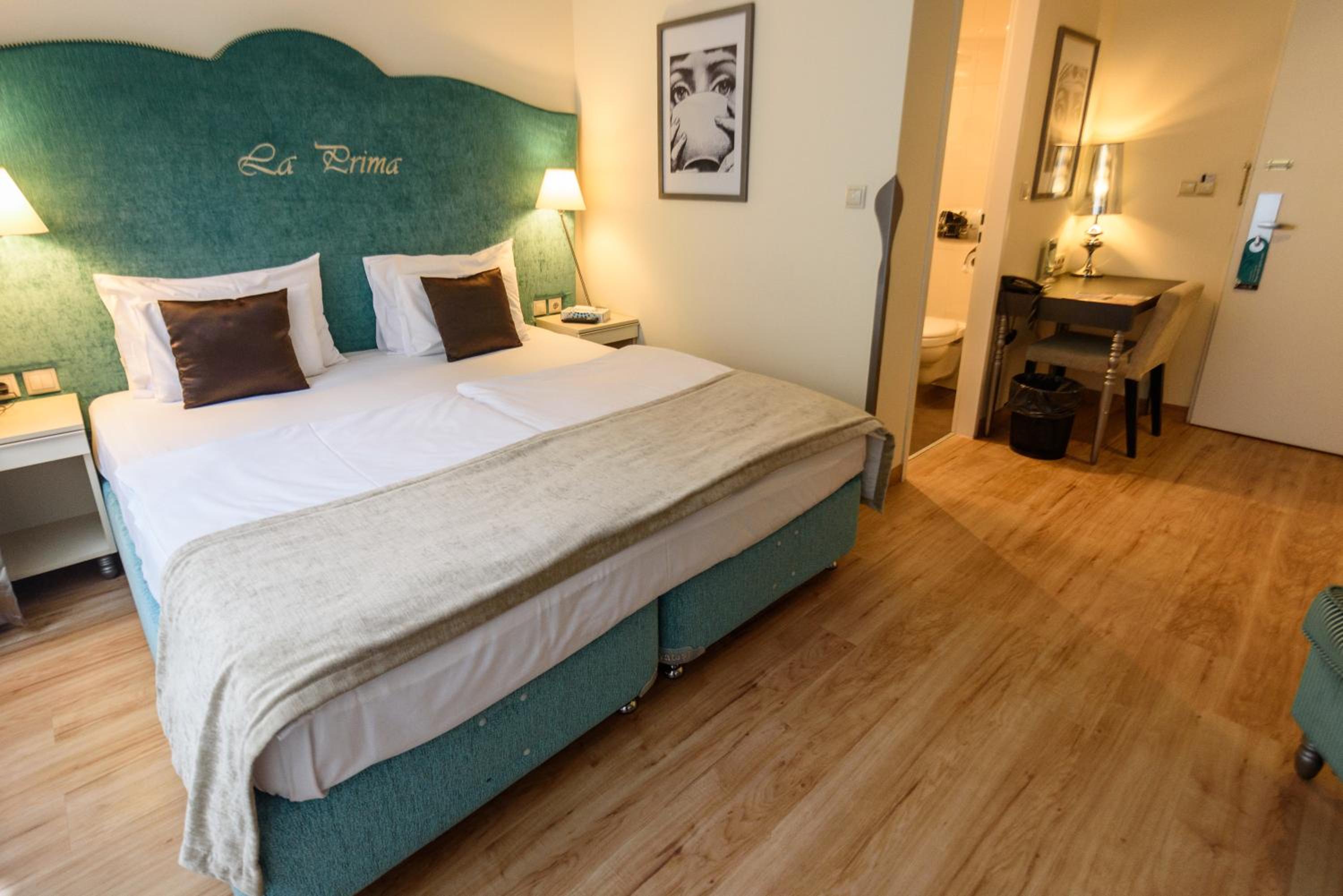 Deluxe Double Plus Room thumbnail 5