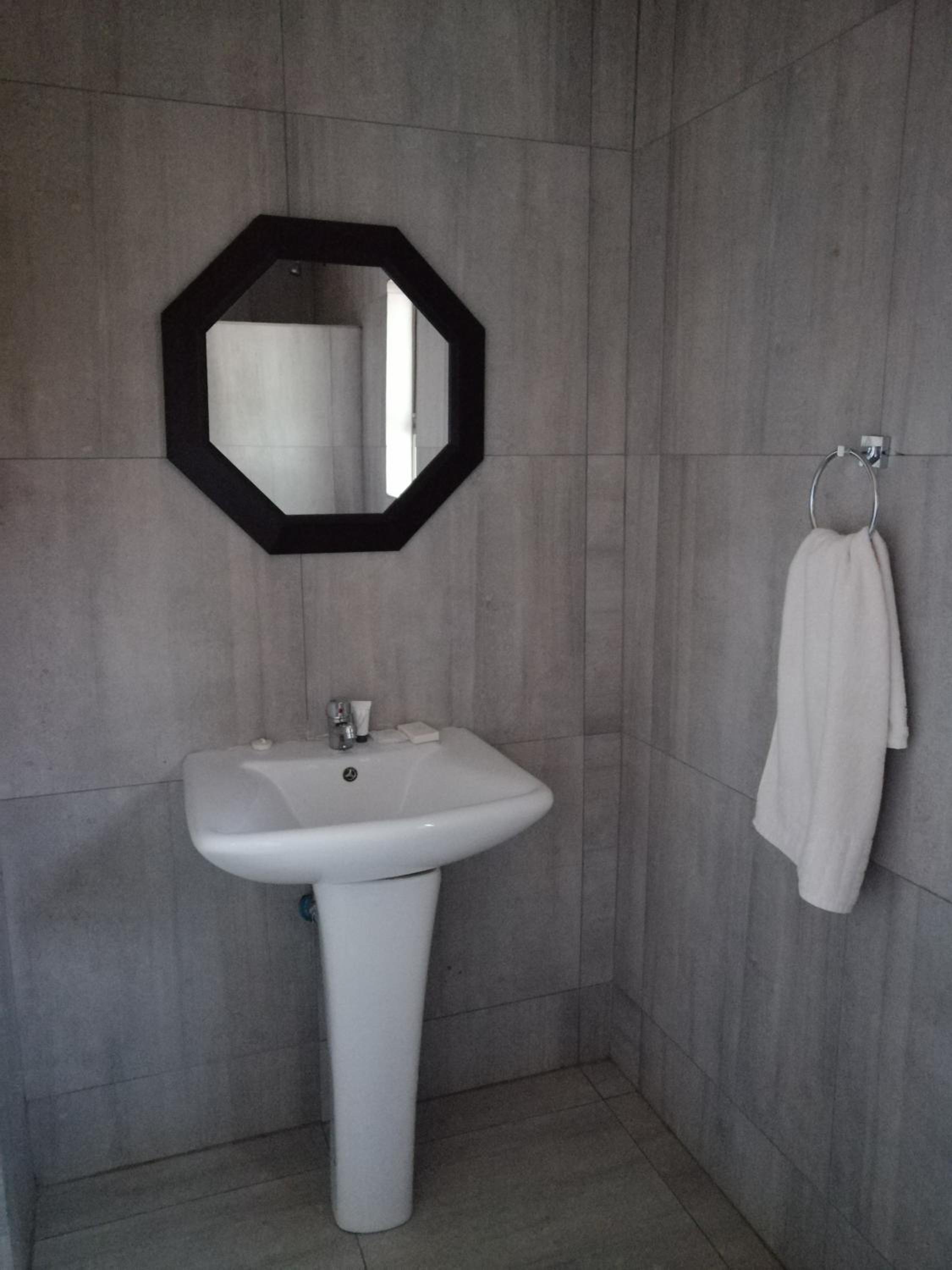 Budget Double Room - Photo 2