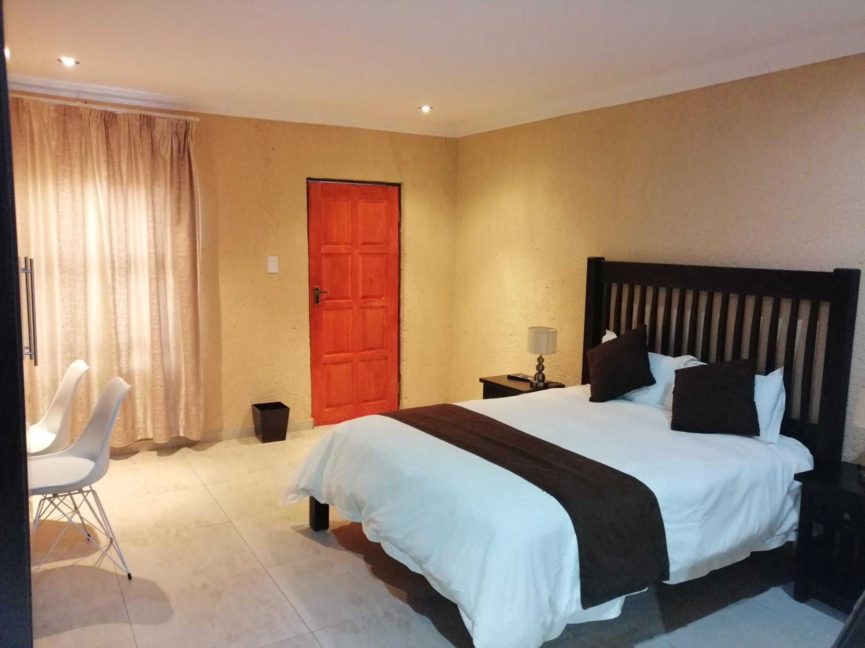 Deluxe Queen Room - Photo 5