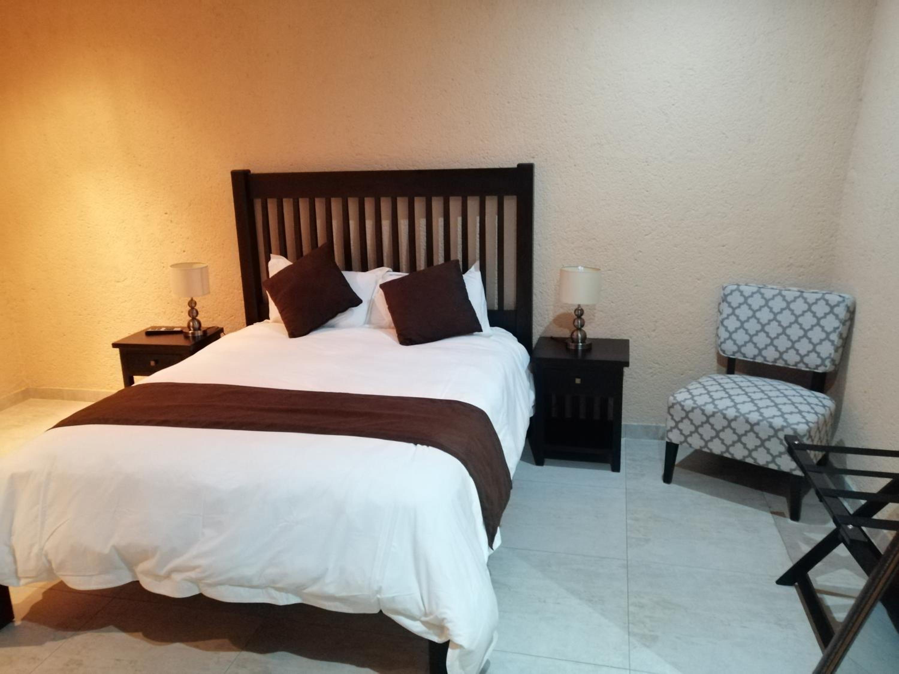 Deluxe Queen Room - Photo 7