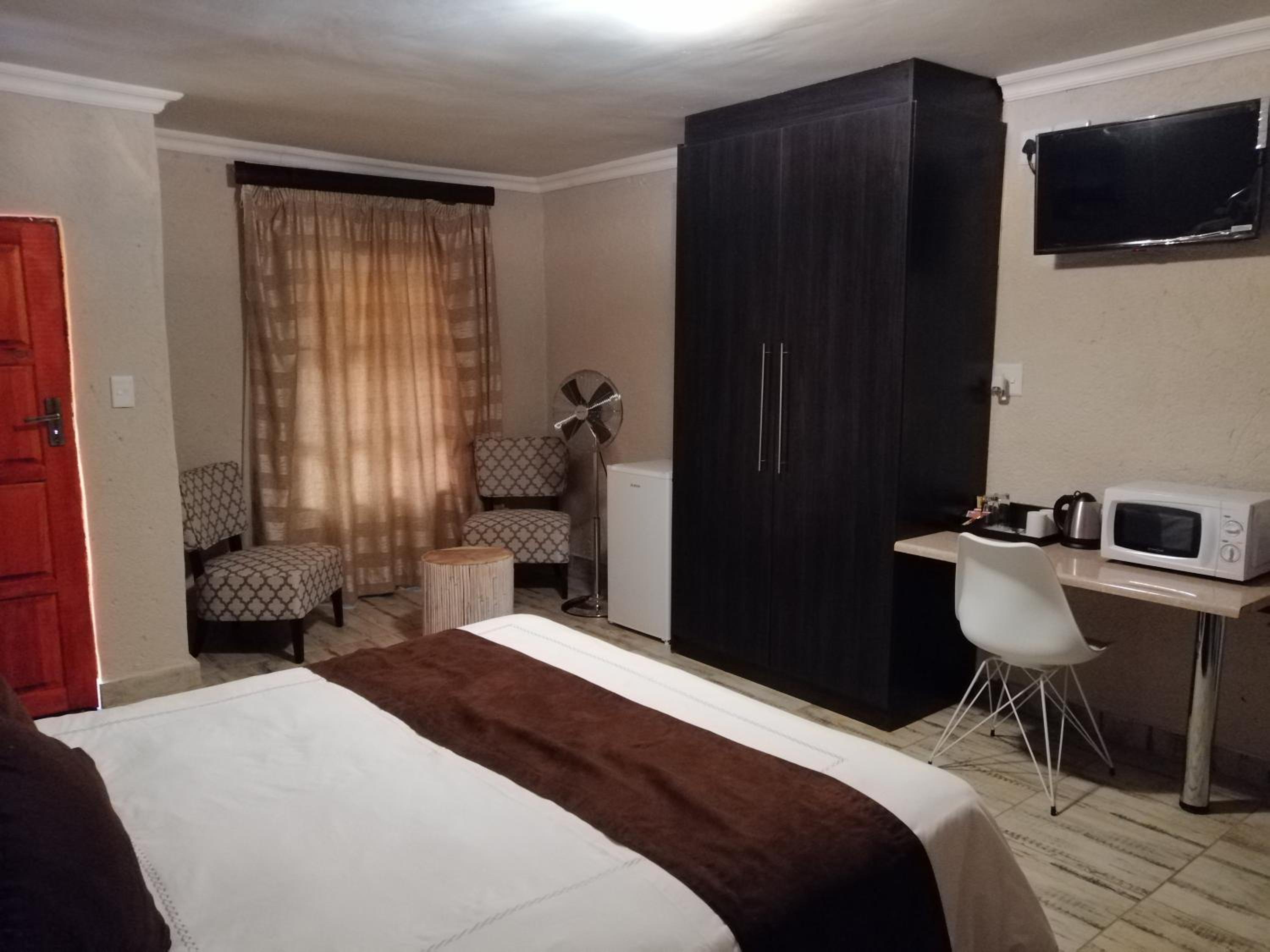 Deluxe King Room - Photo 3