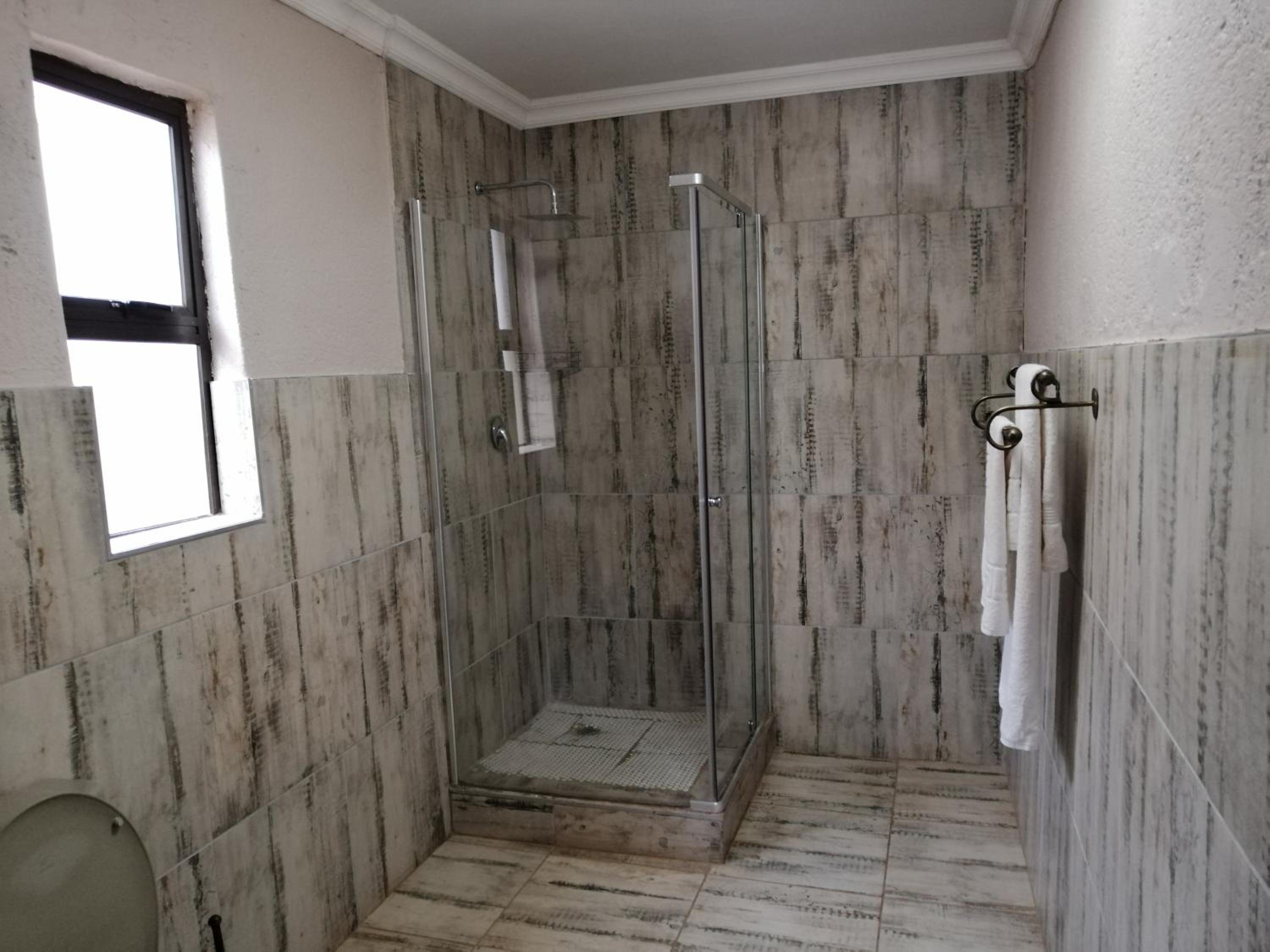 Deluxe King Room - Photo 2