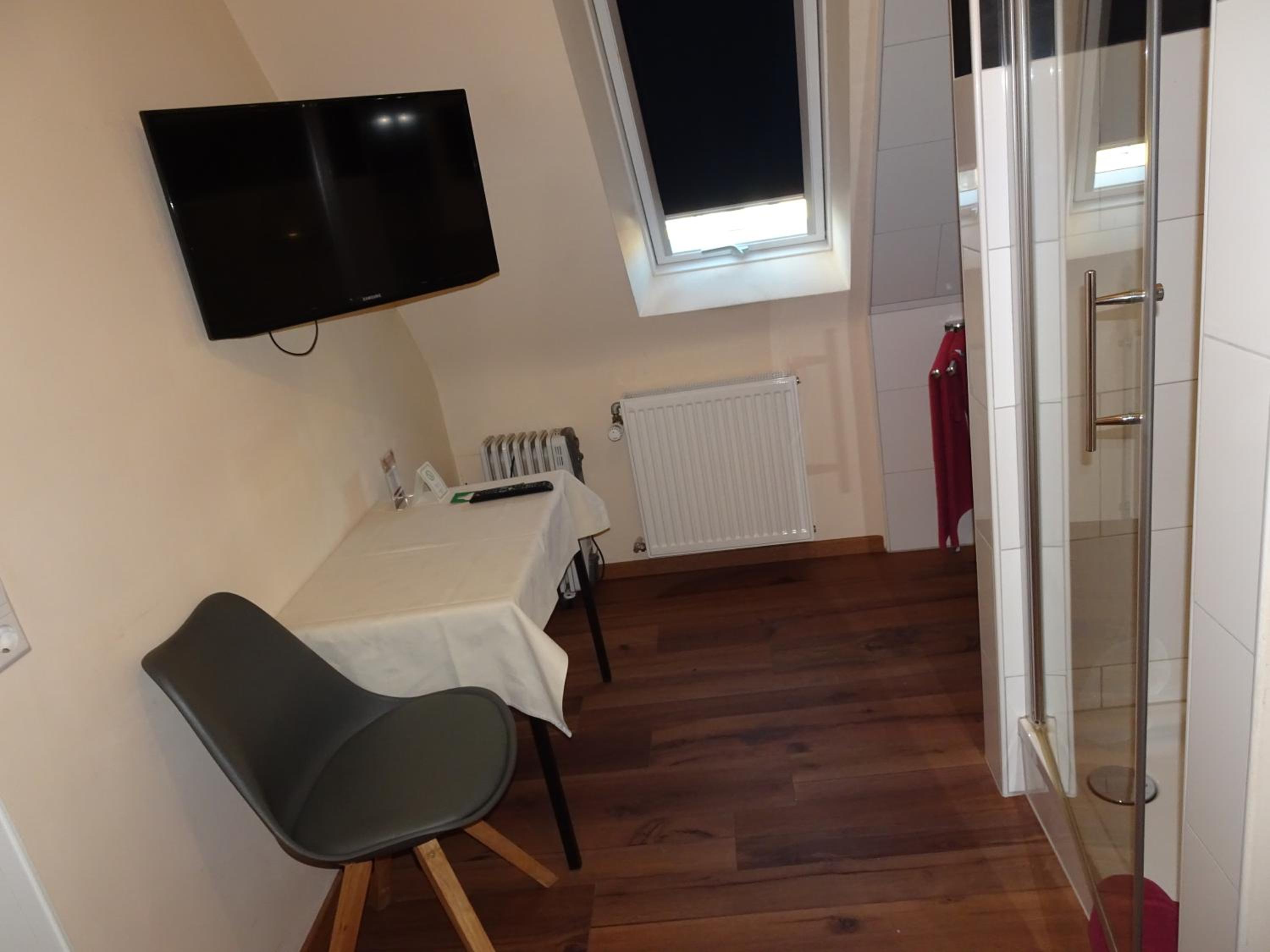 Budget Single Room with Shared Bathroom