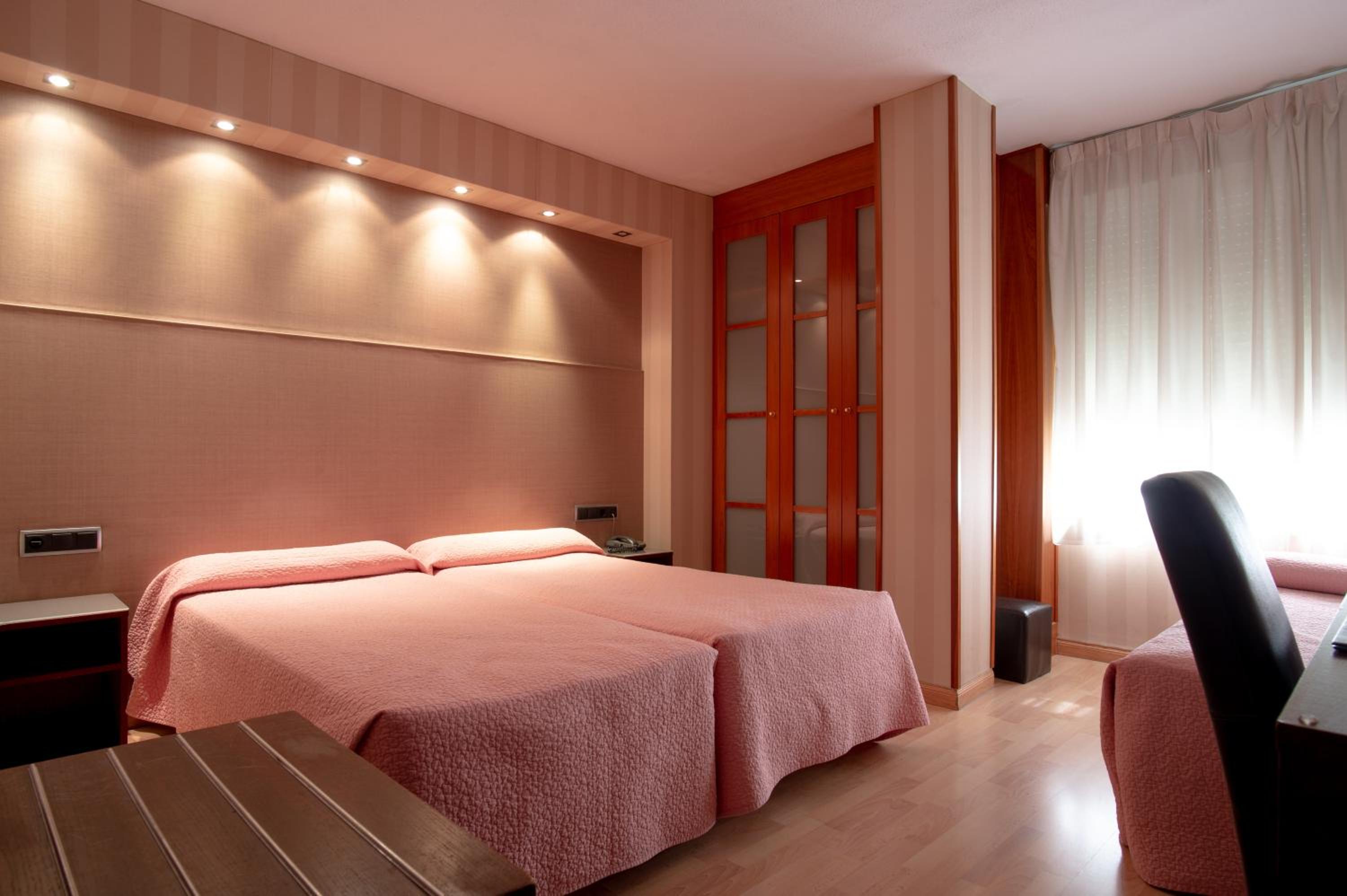 Double or Twin Room with Extra Bed - Photo 2