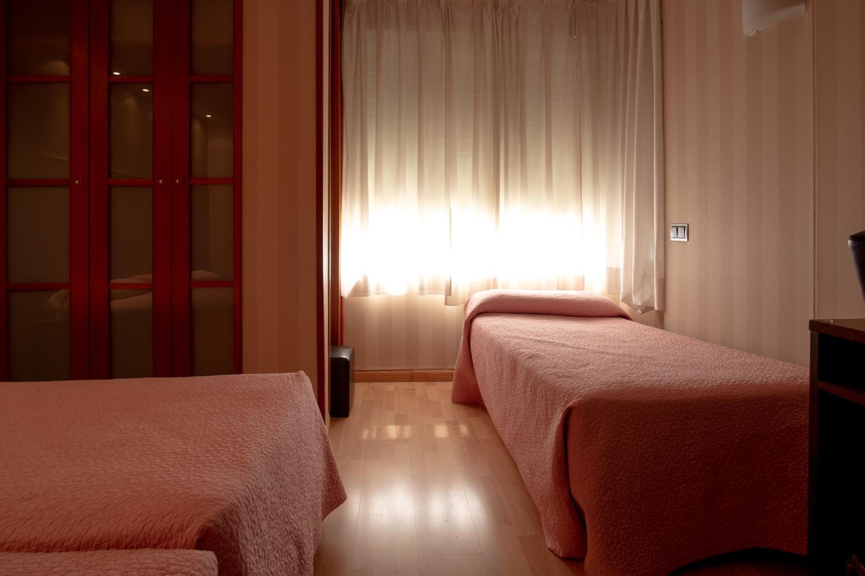 Double or Twin Room with Extra Bed - Photo 1